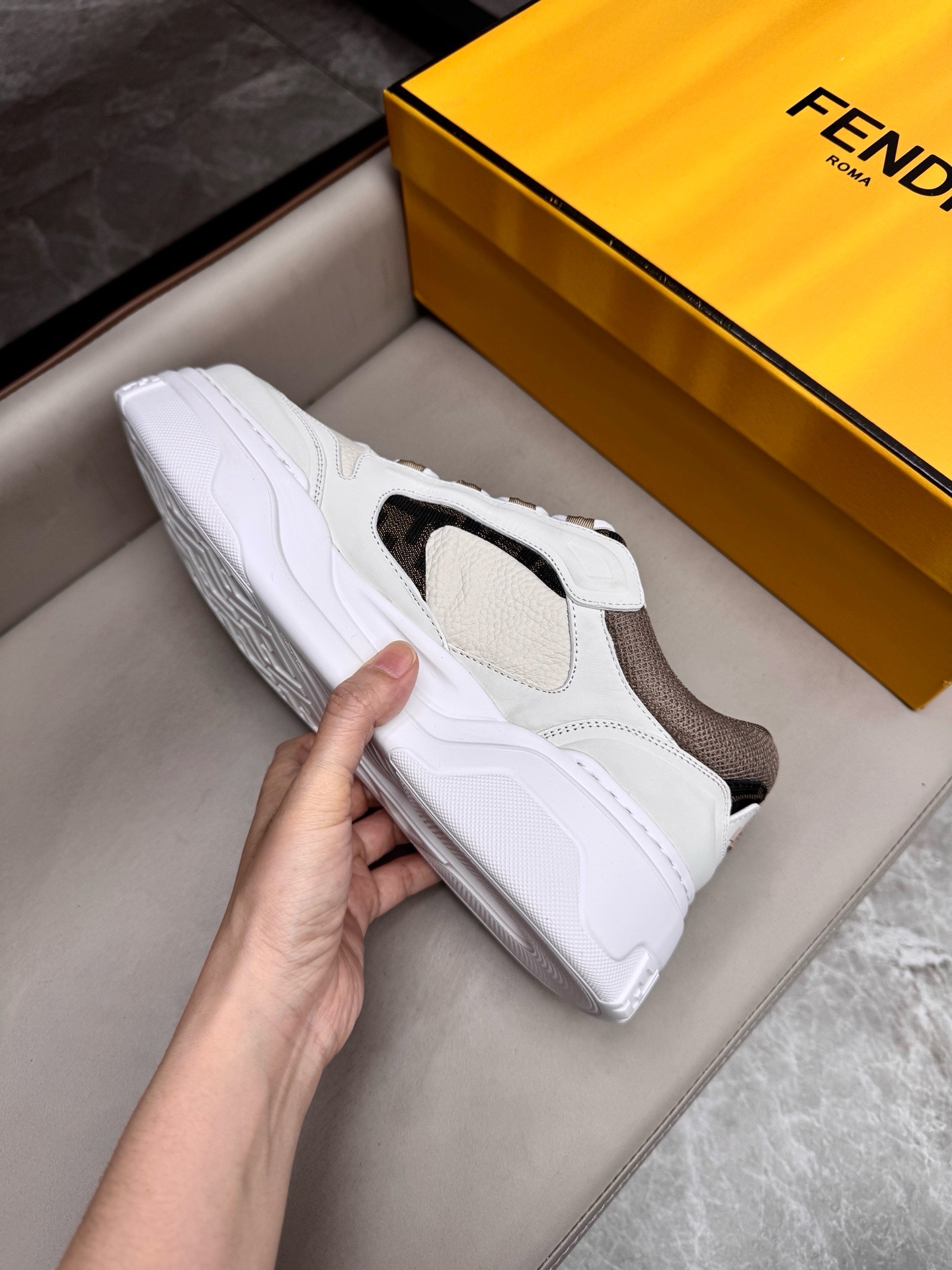 Кроссовки мужские в стиле Fendi белого цвета с бежевыми акцентами