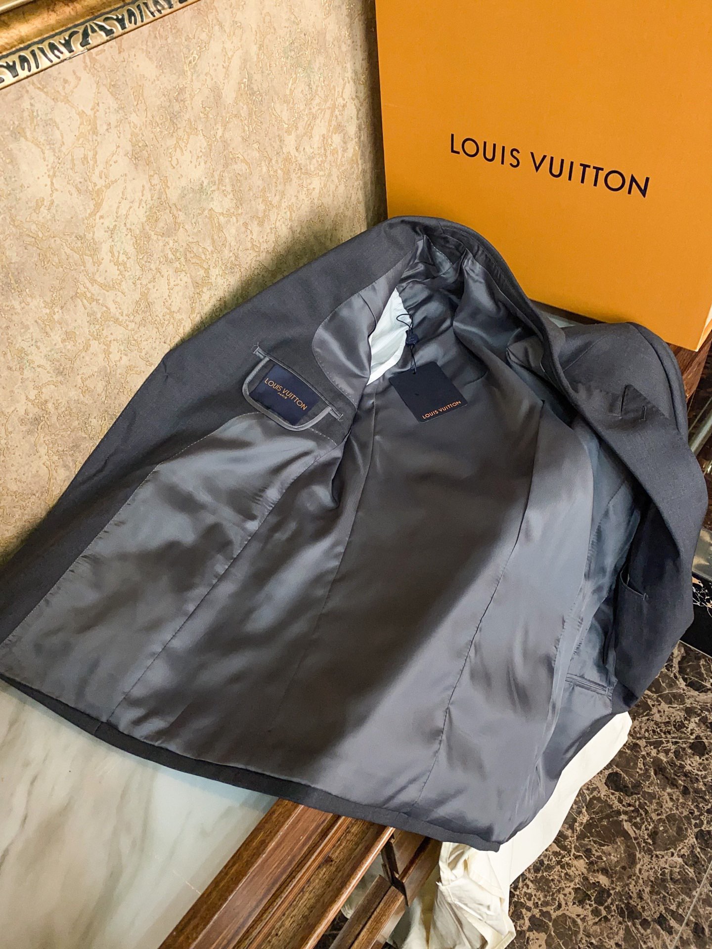 Костюм мужской в стиле Louis Vuitton классический серого цвета (пиджак + брюки)