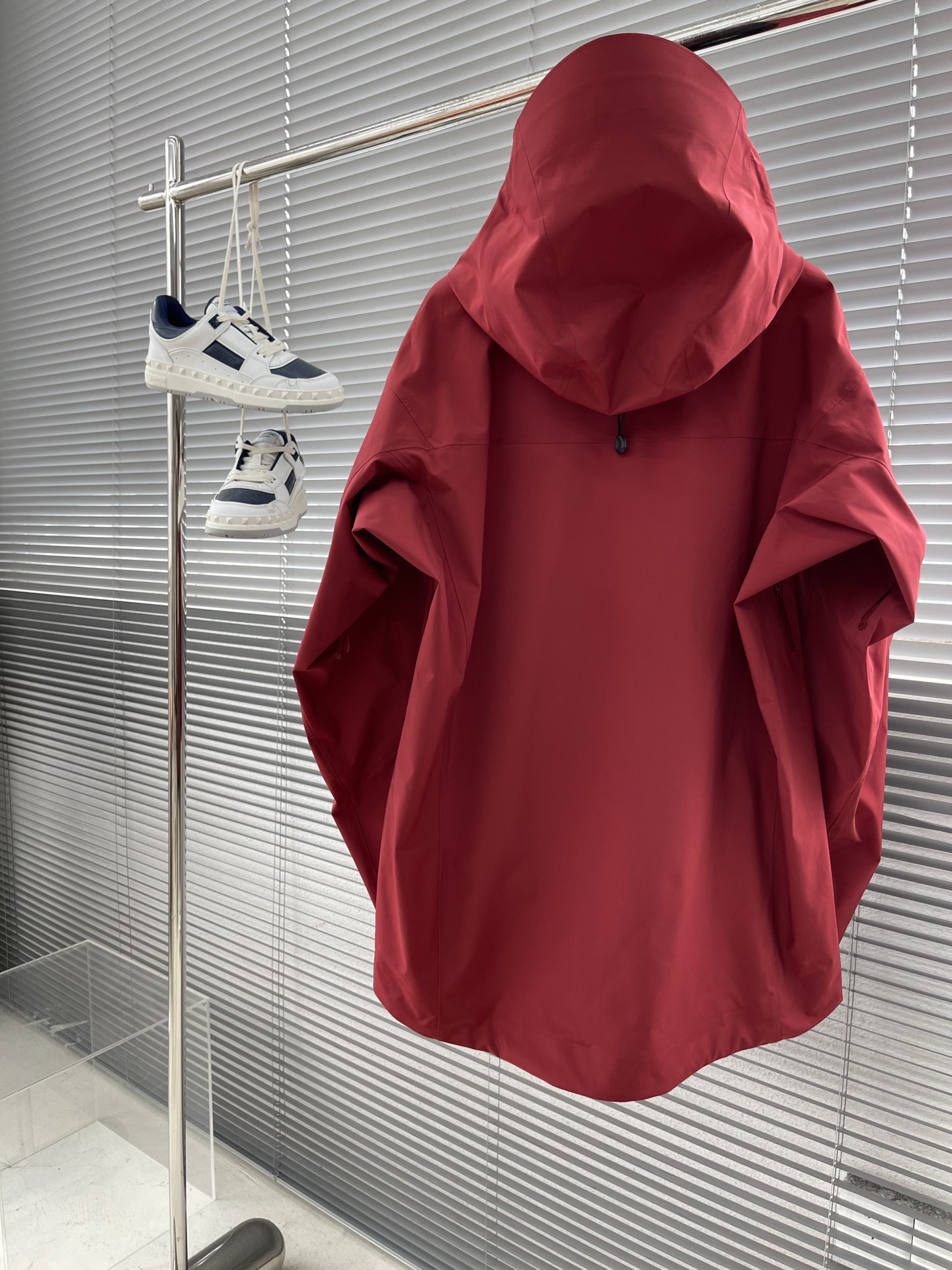 Куртка унисекс в стиле Arc'teryx Alpha SV из мембранной ткани с капюшоном красного цвета