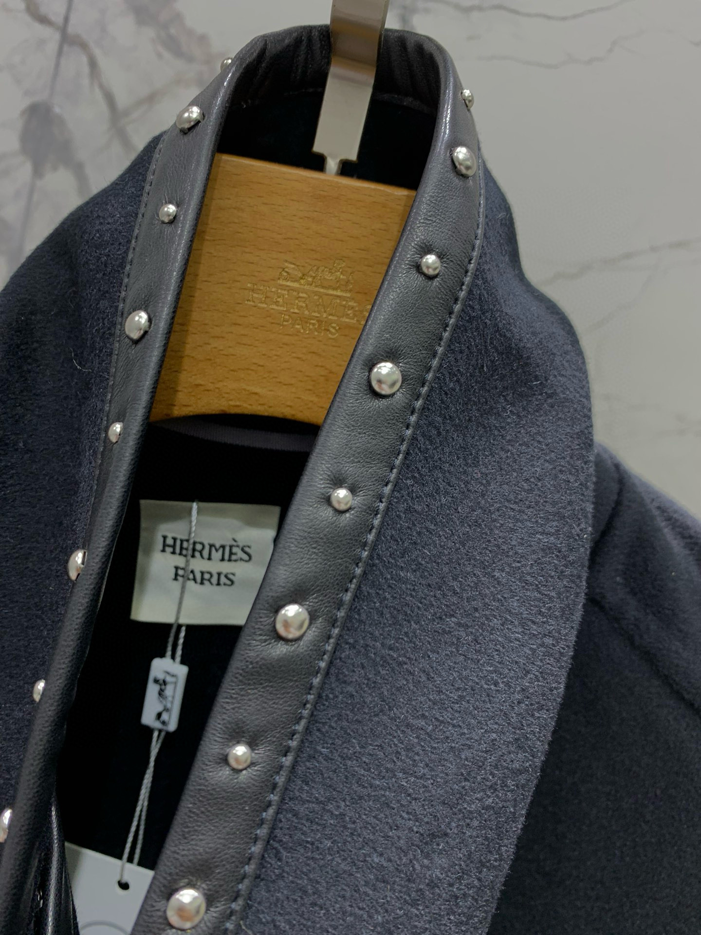 Пальто женское в стиле Hermès из шерсти с кожаными вставками и заклёпками