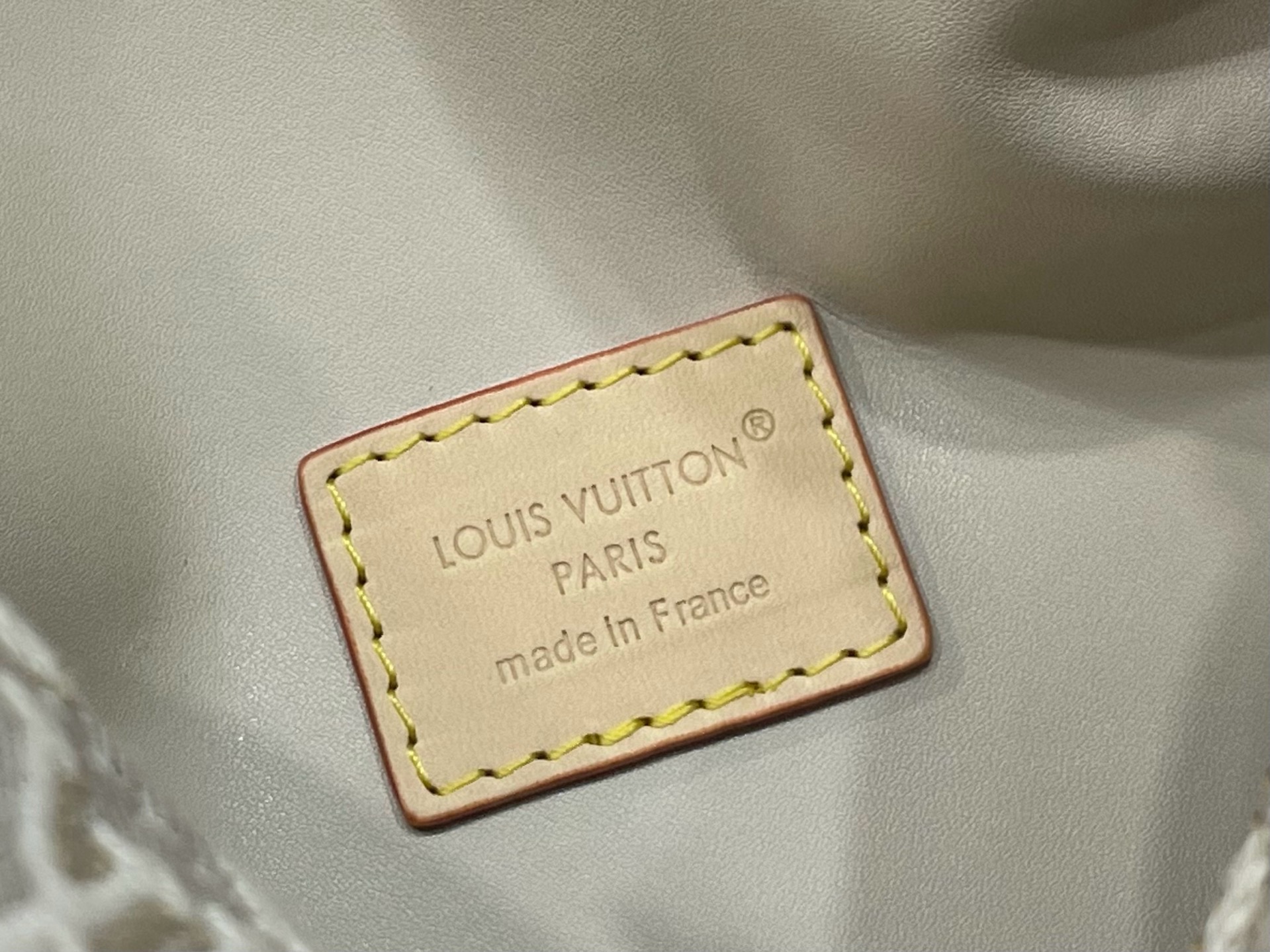 Сумка женская Louis Vuitton Pochette Hills бело-бежевого цвета