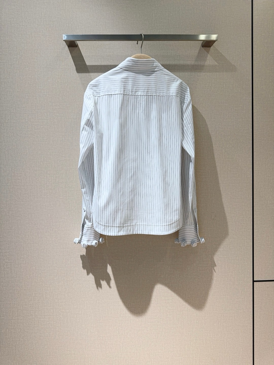 Рубашка женская Ports 1961 Striped Ruffle Detail Button-Up белого цвета в тонкую голубую полоску с оборками