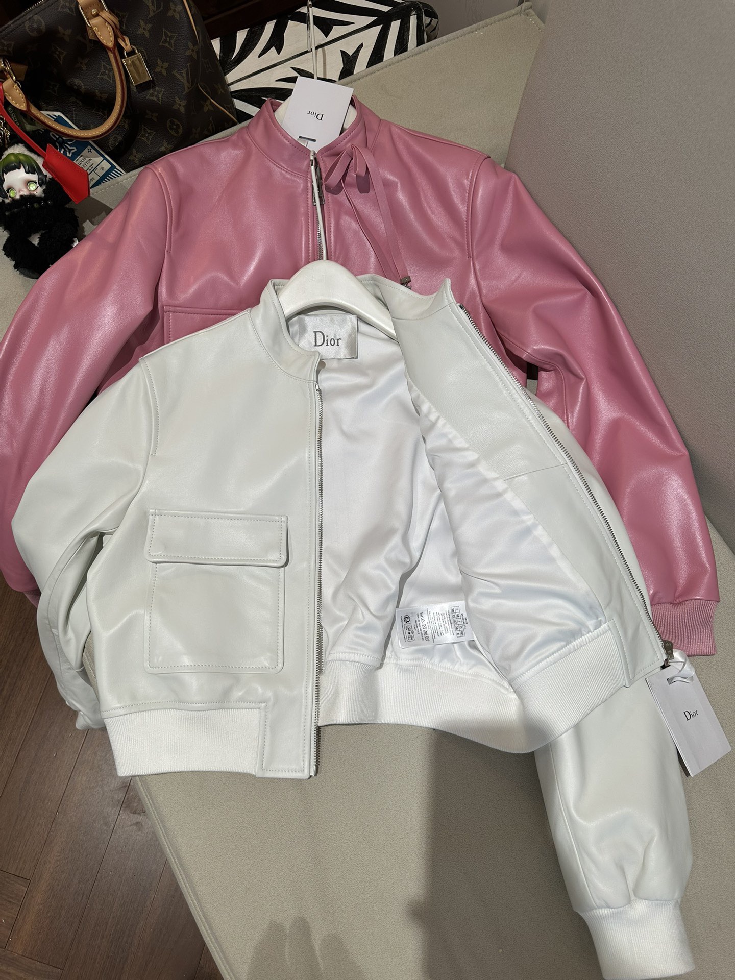 Куртка женская в стиле Dior из натуральной кожи молочного цвета укороченная с воротником-стойкой