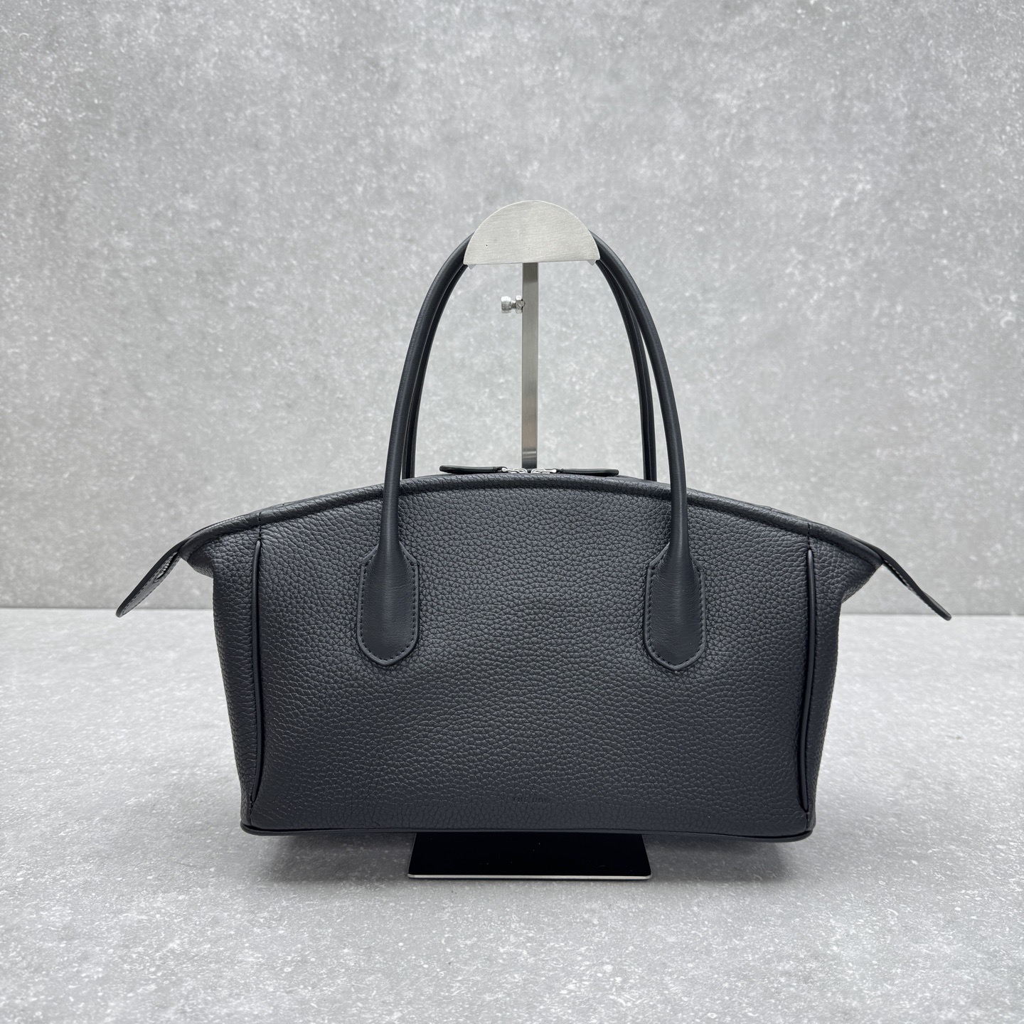 Сумка-тоут женская в стиле The Row EWA чёрного цвета