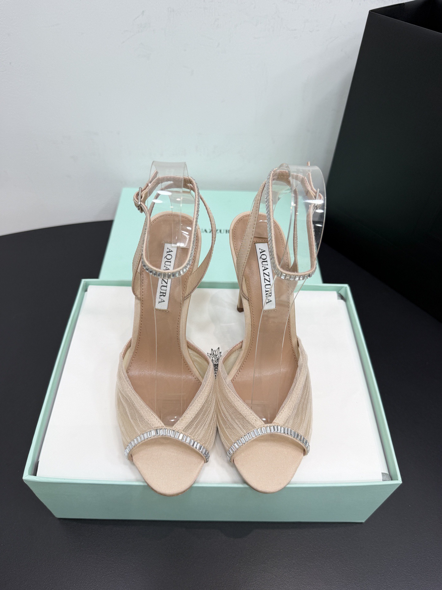 Босоножки женские Aquazzura бежевого цвета