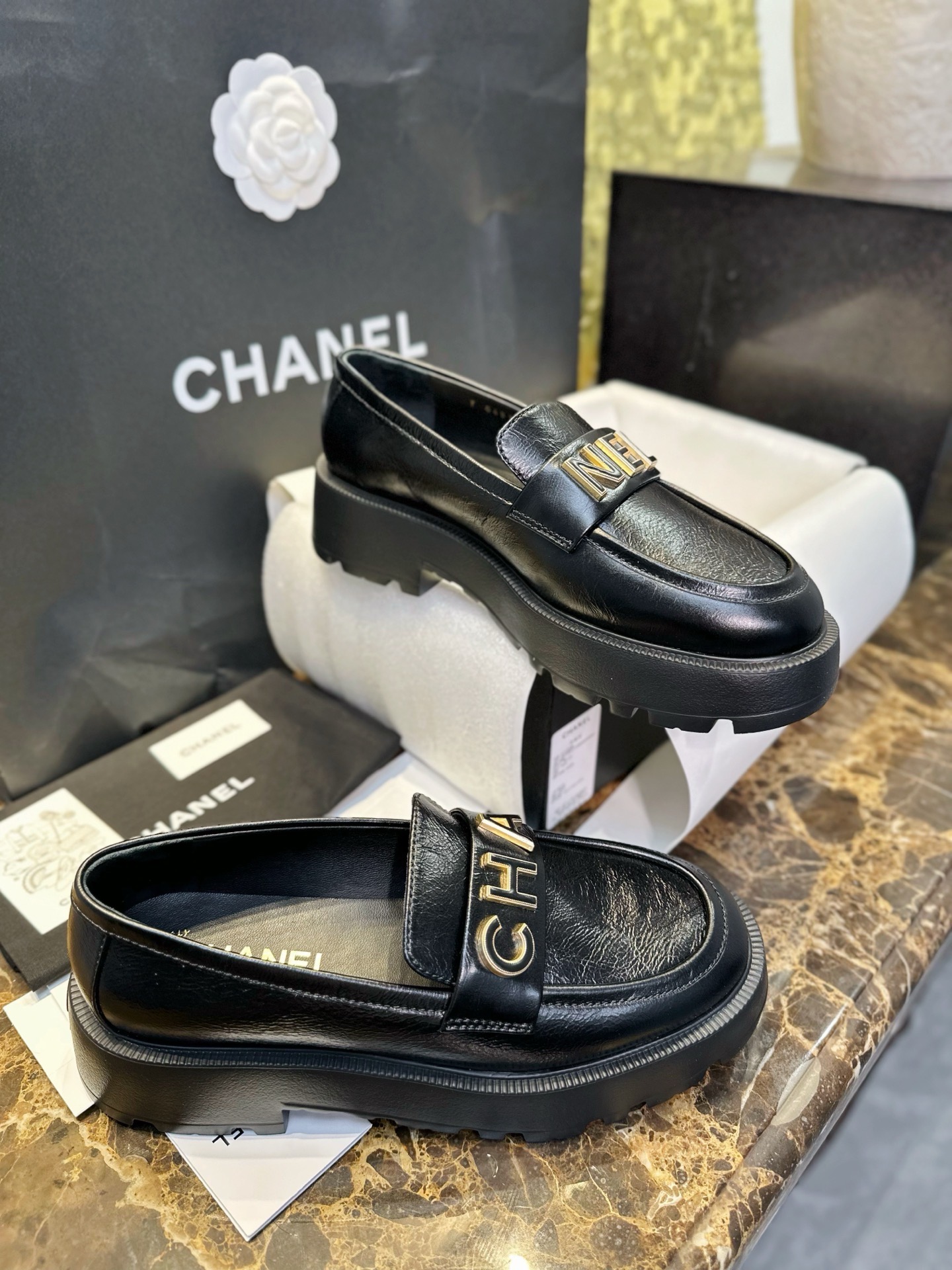 Лоферы женские в стиле Chanel 24B на утолщенной подошве с буквенным логотипом черного цвета