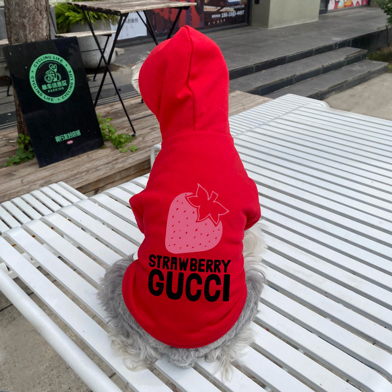Худи для собак в стиле Gucci Strawberry из хлопкового футера с капюшоном красного цвета