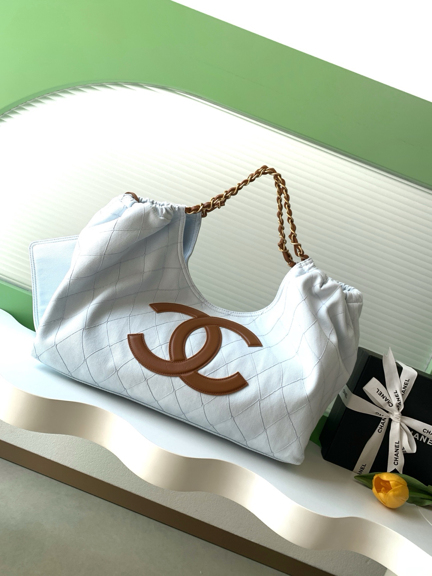 Сумка женская в стиле Chanel Coco Beach голубого цвета с коричневой отделкой
