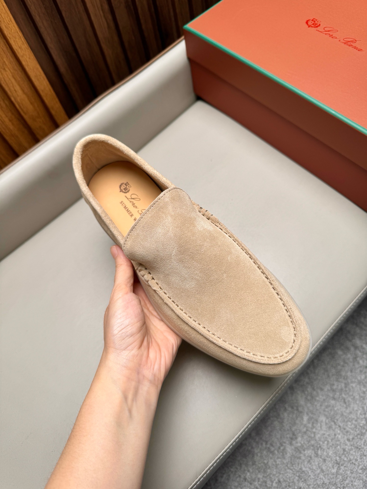 Лоферы унисекс в стиле Loro Piana из натуральной замши бежевого цвета