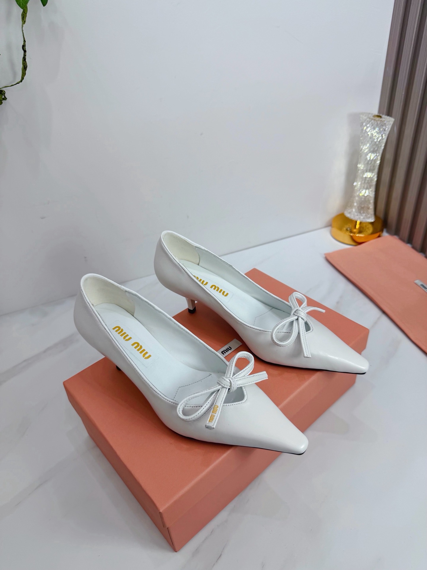 Туфли женские Miu Miu из натуральной кожи белого цвета