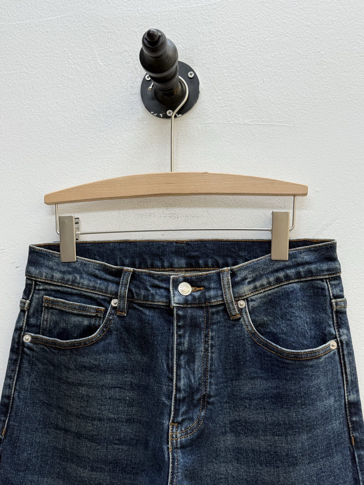 Джинсы мужские в стиле Zegna синего цвета с кожаным патчем