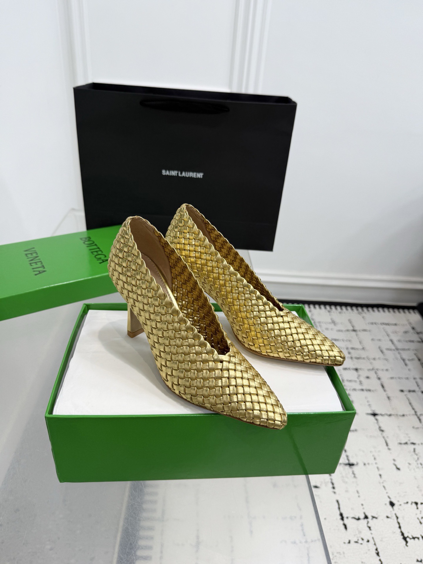 Туфли женские в стиле Bottega Veneta Sofia золотого цвета