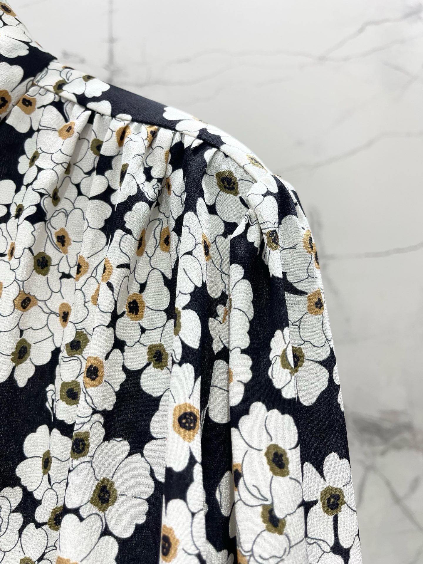 Блуза женская Valentino чёрного цвета с цветочным принтом и воротником с завязками