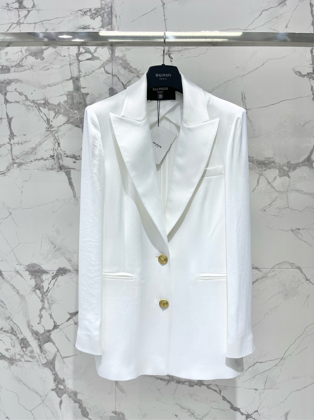 Пиджак женский в стиле Balmain белого цвета с золотыми пуговицами