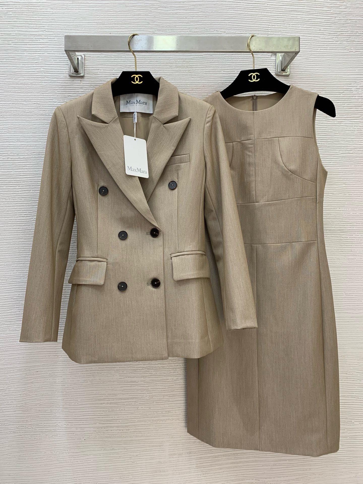 Костюм женский Max Mara бежевого цвета