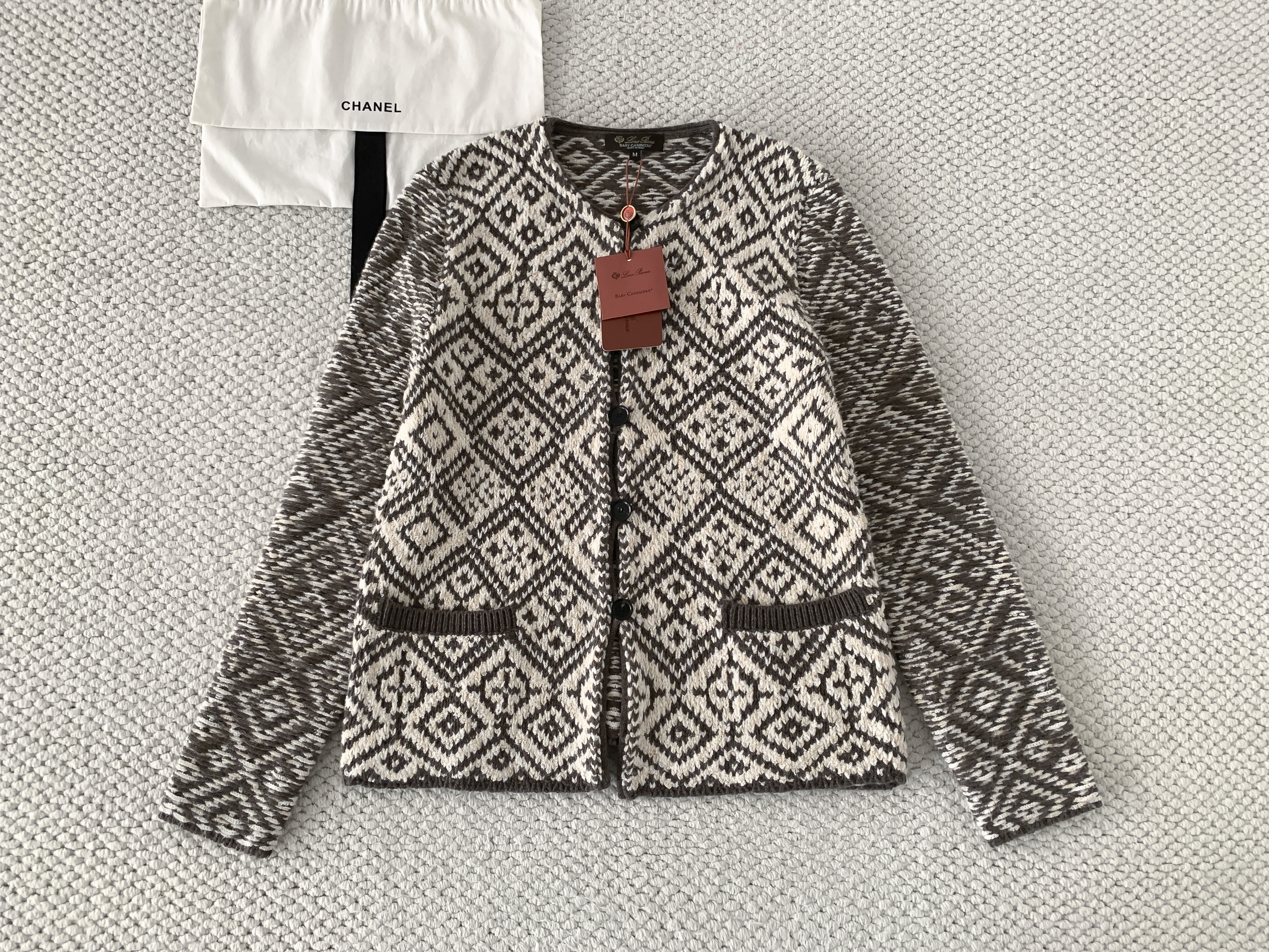 Кардиган женский в стиле Loro Piana с жаккардовым узором бежево-коричневого цвета