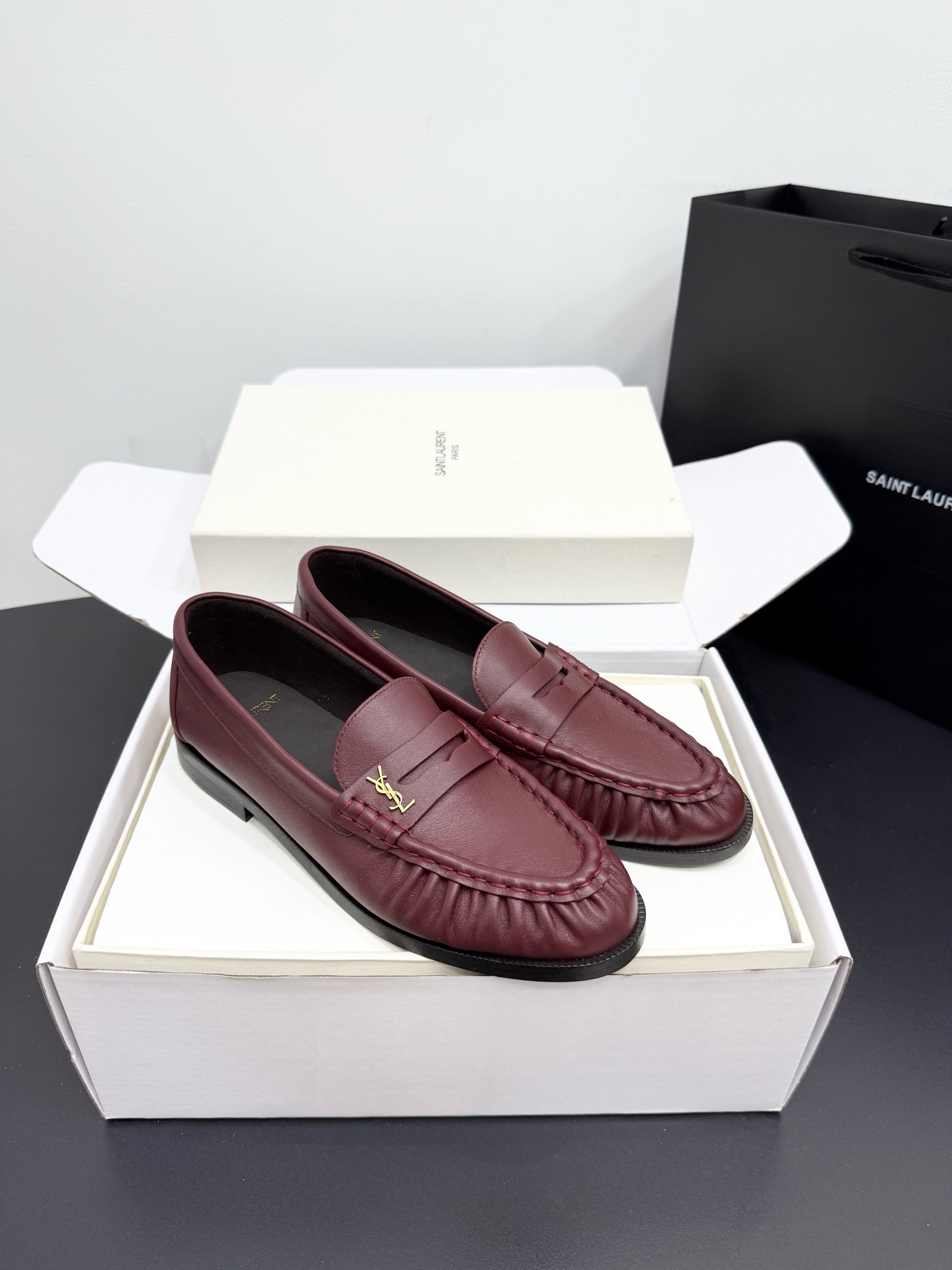 Лоферы женские в стиле Saint Laurent Le Loafer бордового цвета