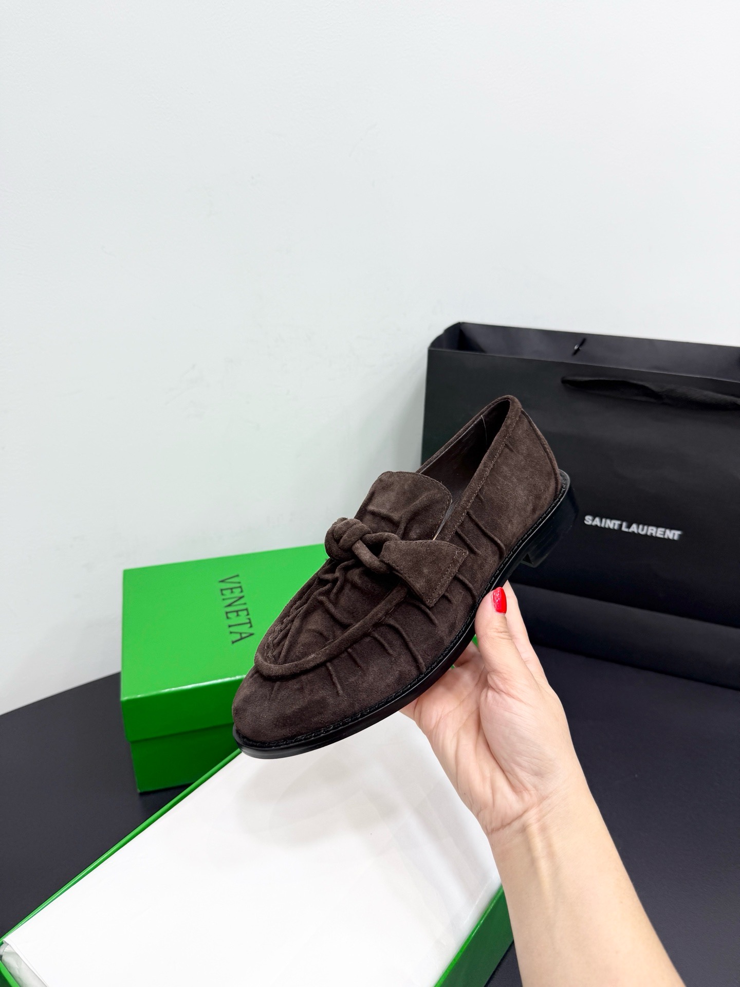 Лоферы женские Bottega Veneta Astaire коричневого цвета