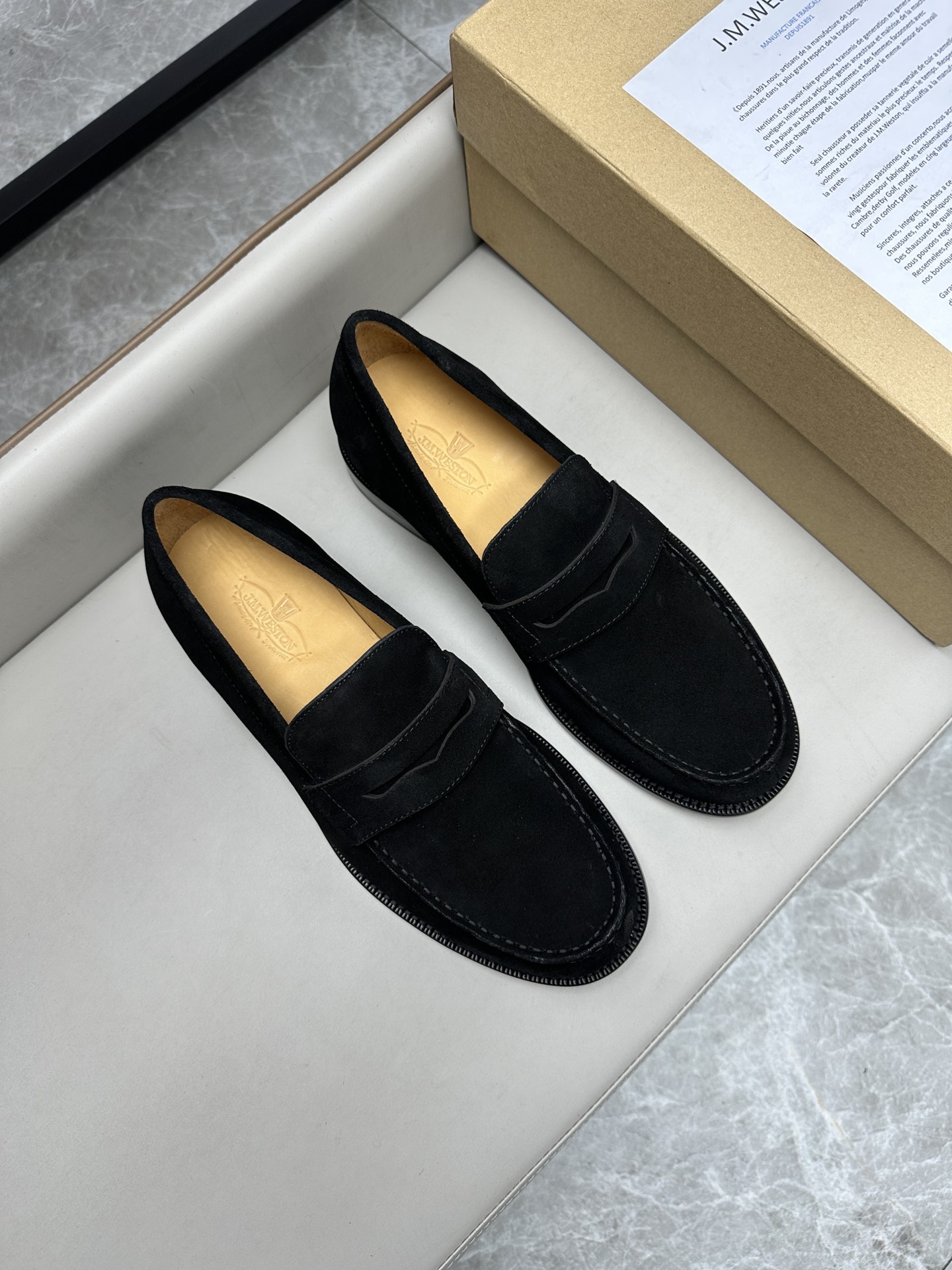 Лоферы мужские в стиле J.M. Weston из натуральной замши черного цвета