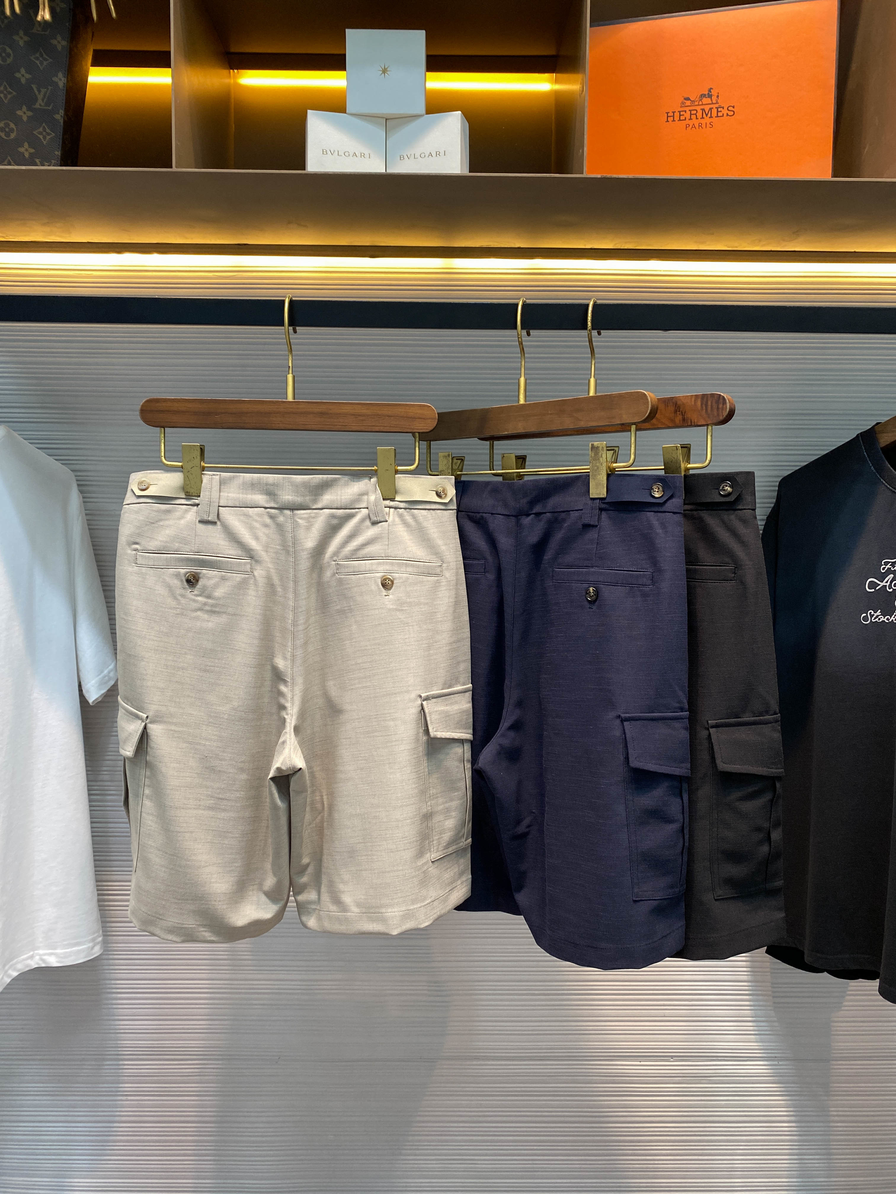 Шорты мужские в стиле Brunello Cucinelli бежевого цвета с накладными карманами