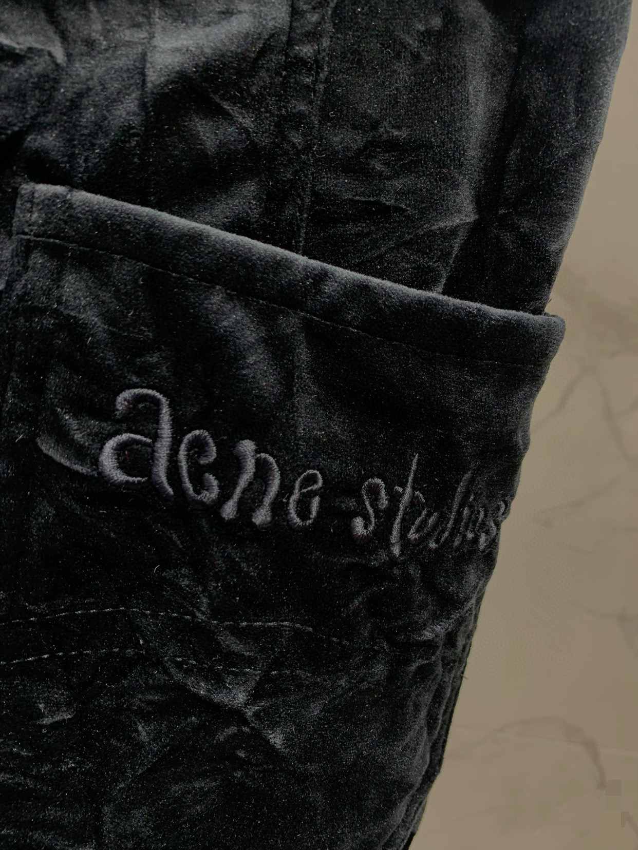 Брюки-карго женские бархатные в стиле Acne Studios с декоративными молниями и накладными карманами, чёрного цвета 