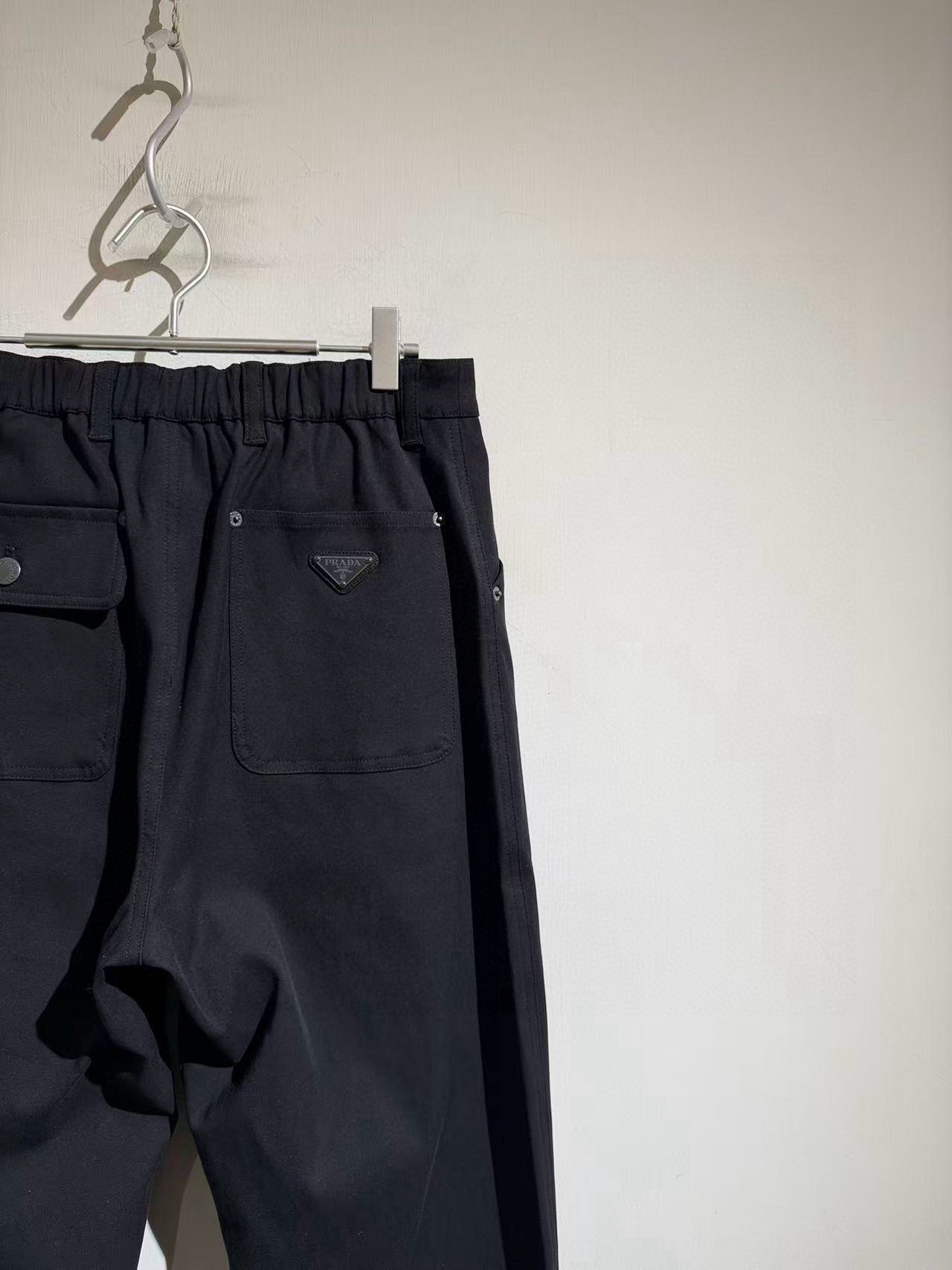 Брюки мужские в стиле Prada из хлопка чёрного цвета с эластичным поясом