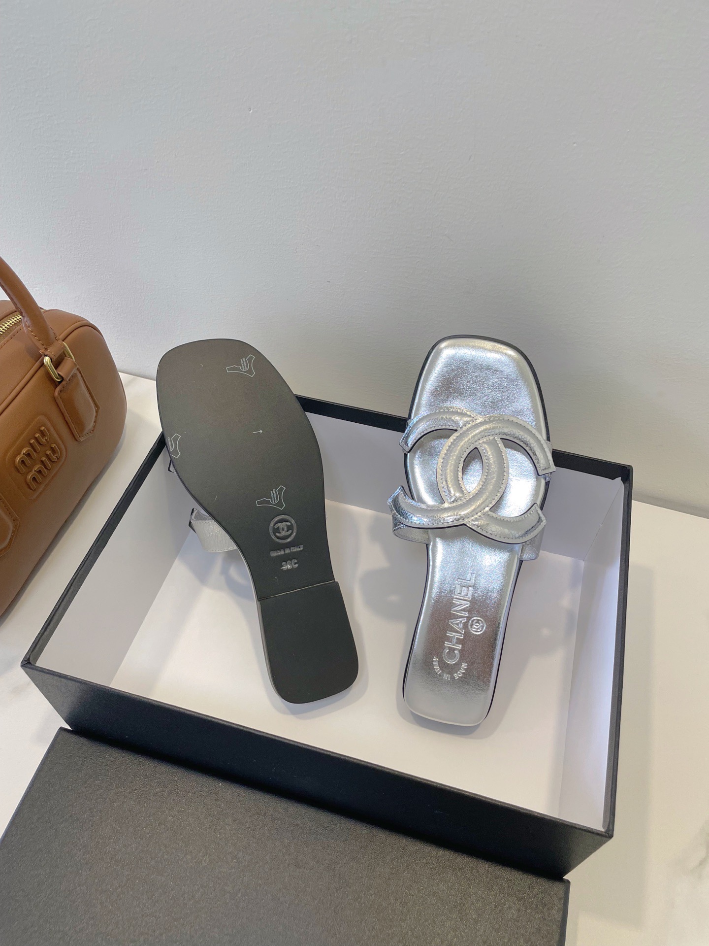 Мюли женские в стиле Chanel 26 с логотипом CC из натуральной кожи серебряного цвета