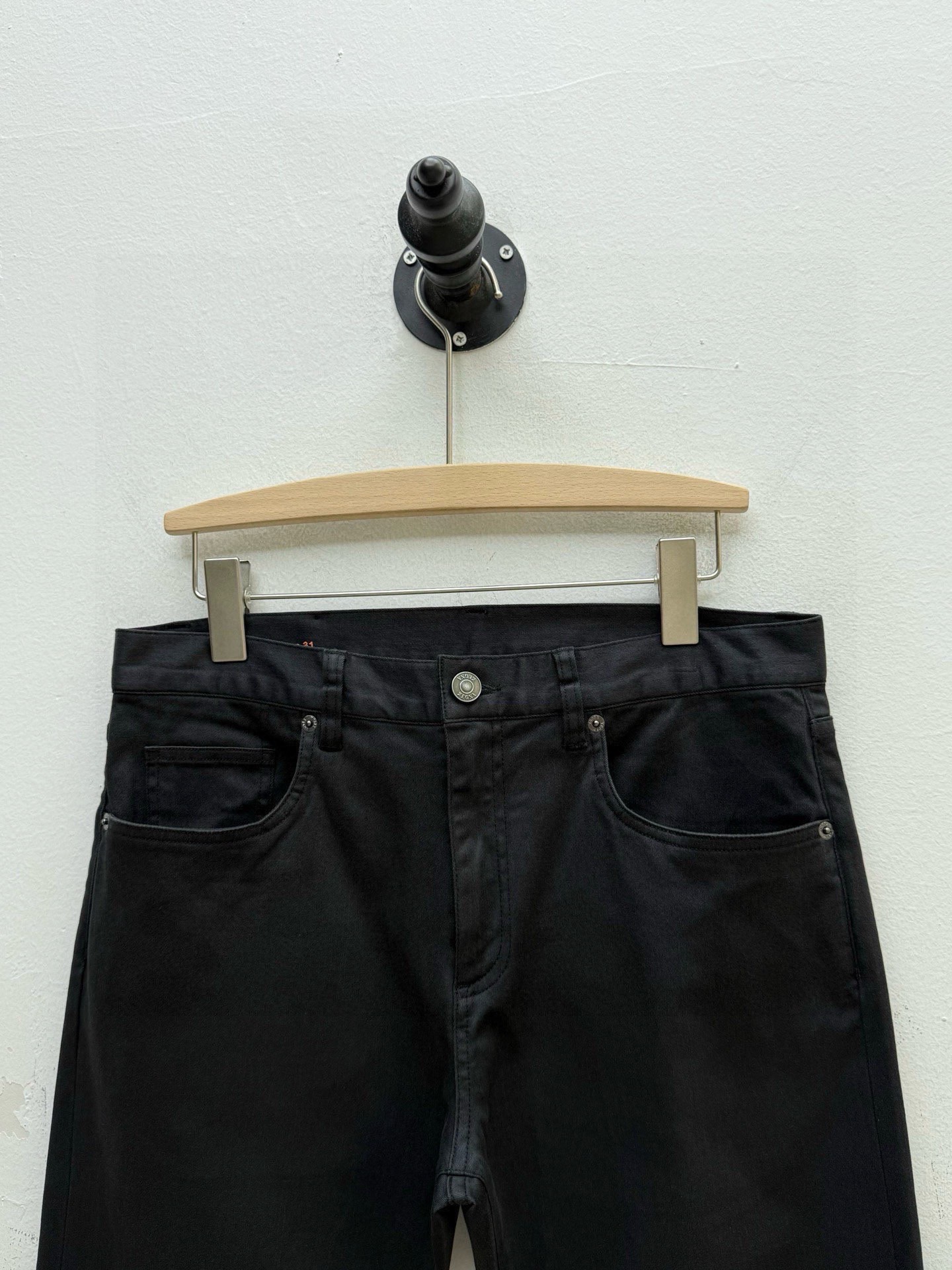 Джинсы мужские в стиле Zegna  чёрного цвета с кожаным патчем