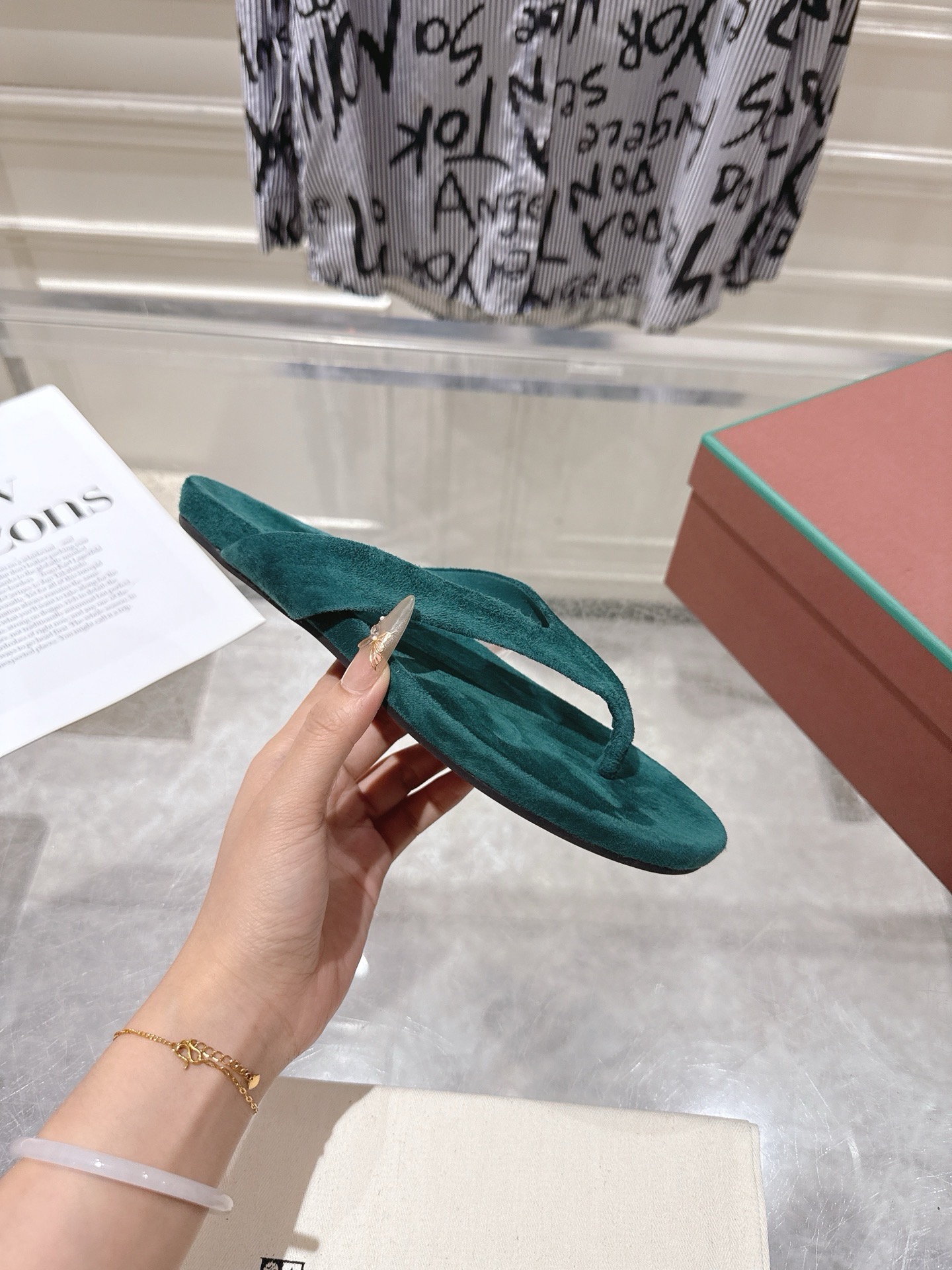 Шлёпанцы женские в стиле Loro Piana изумрудного цвета