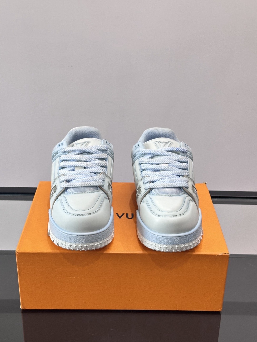 Кроссовки унисекс в стиле Louis Vuitton Trainer голубого цвета