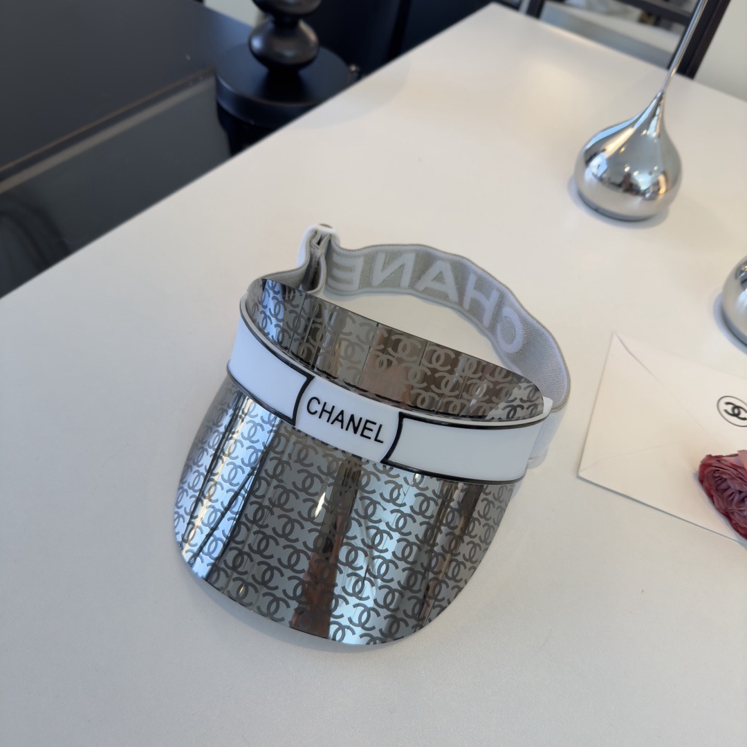 Козырёк женский в стиле Chanel серебристого цвета