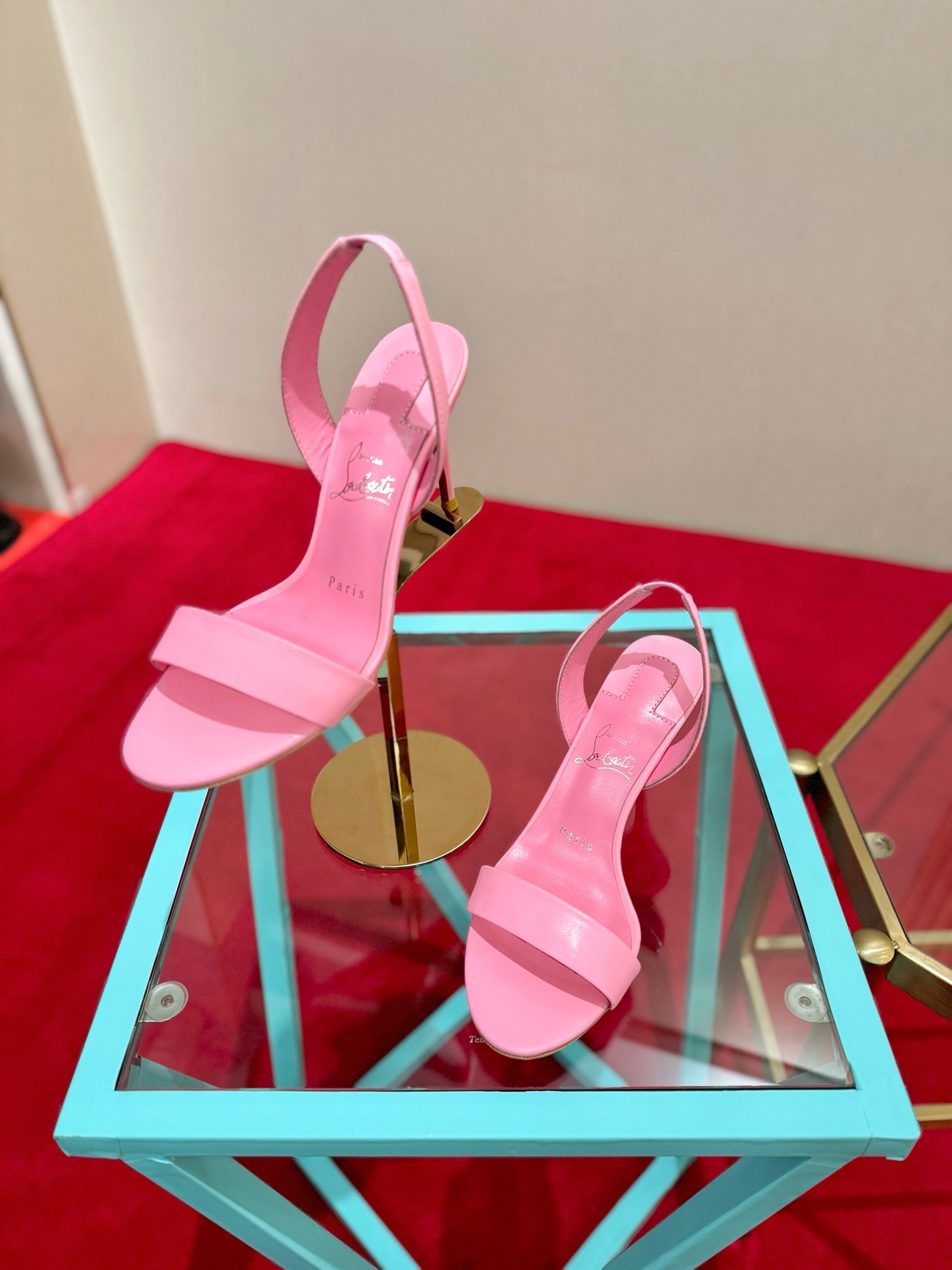Босоножки женские в стиле Christian Louboutin So Kate розового цвета