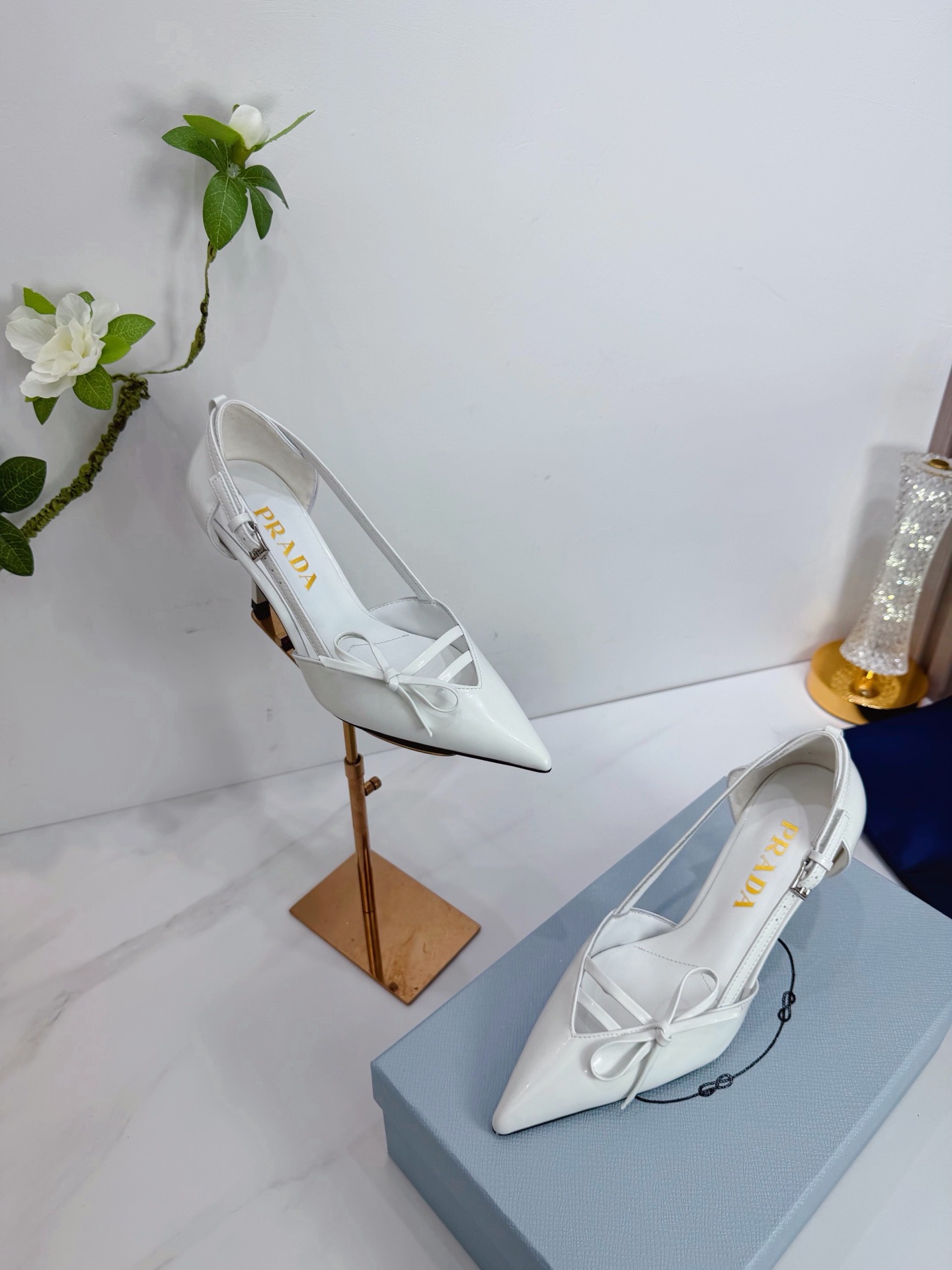 Туфли женские Prada из натуральной лакированной кожи белого цвета