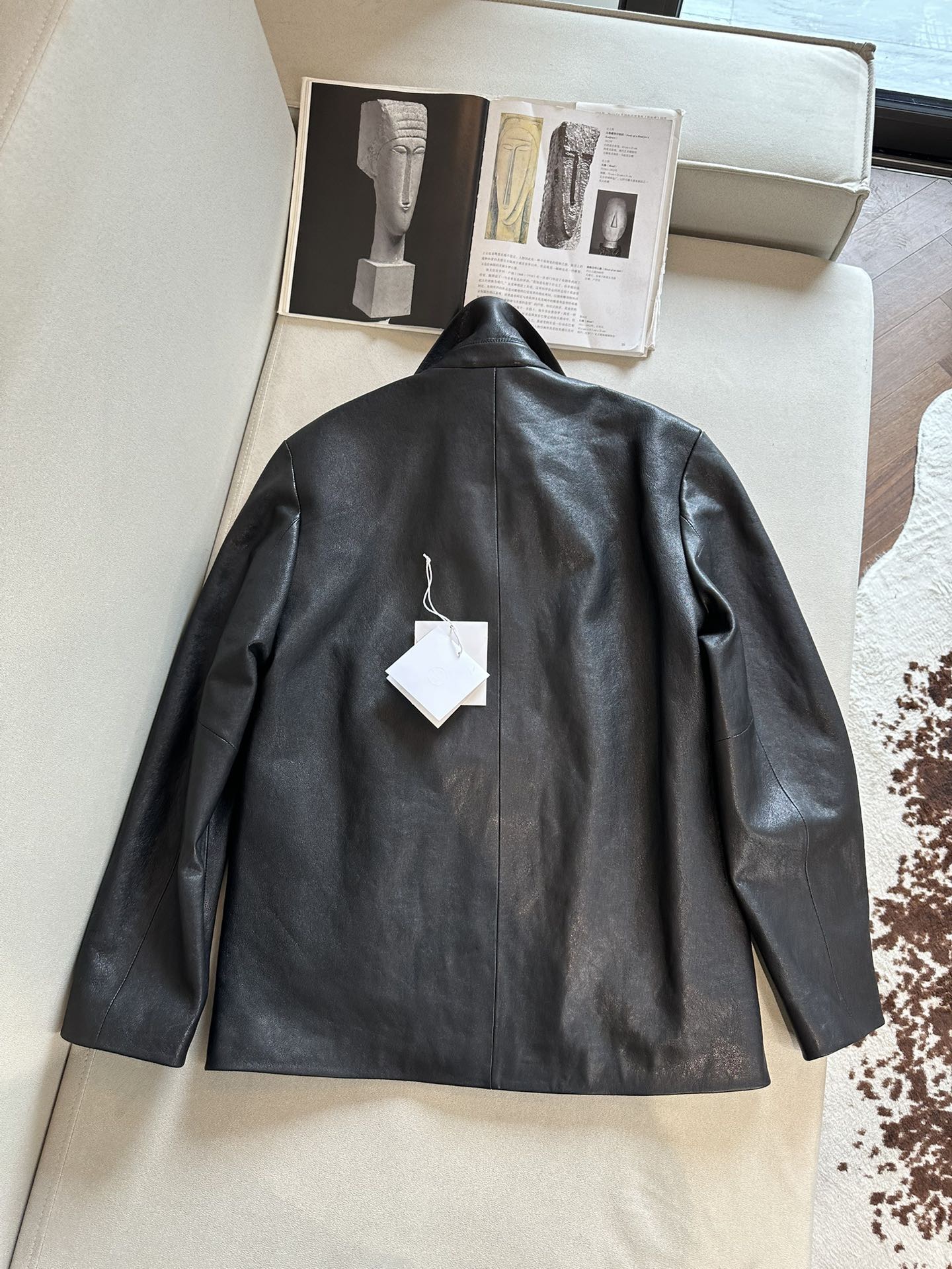 Куртка женская в стиле The Row из натуральной кожи чёрного цвета с минималистичным кроем