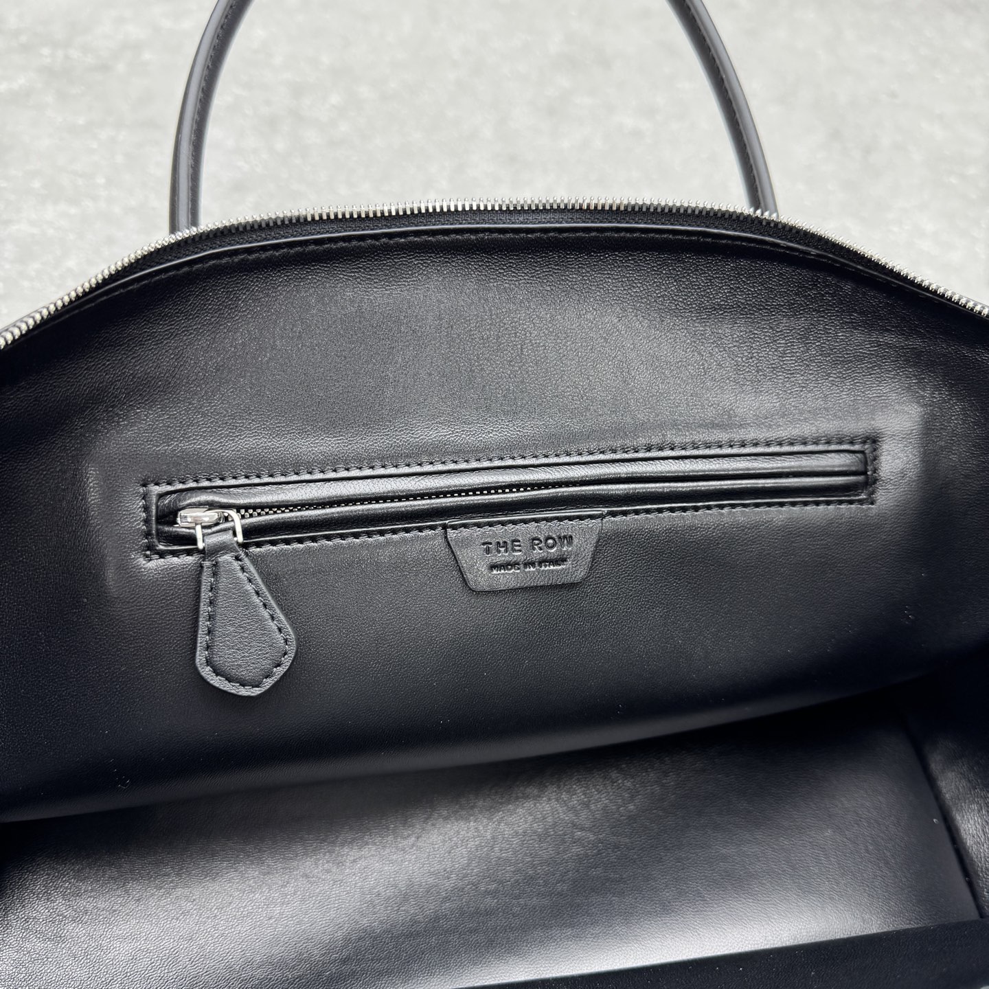 Сумка-тоут женская в стиле The Row EWA чёрного цвета