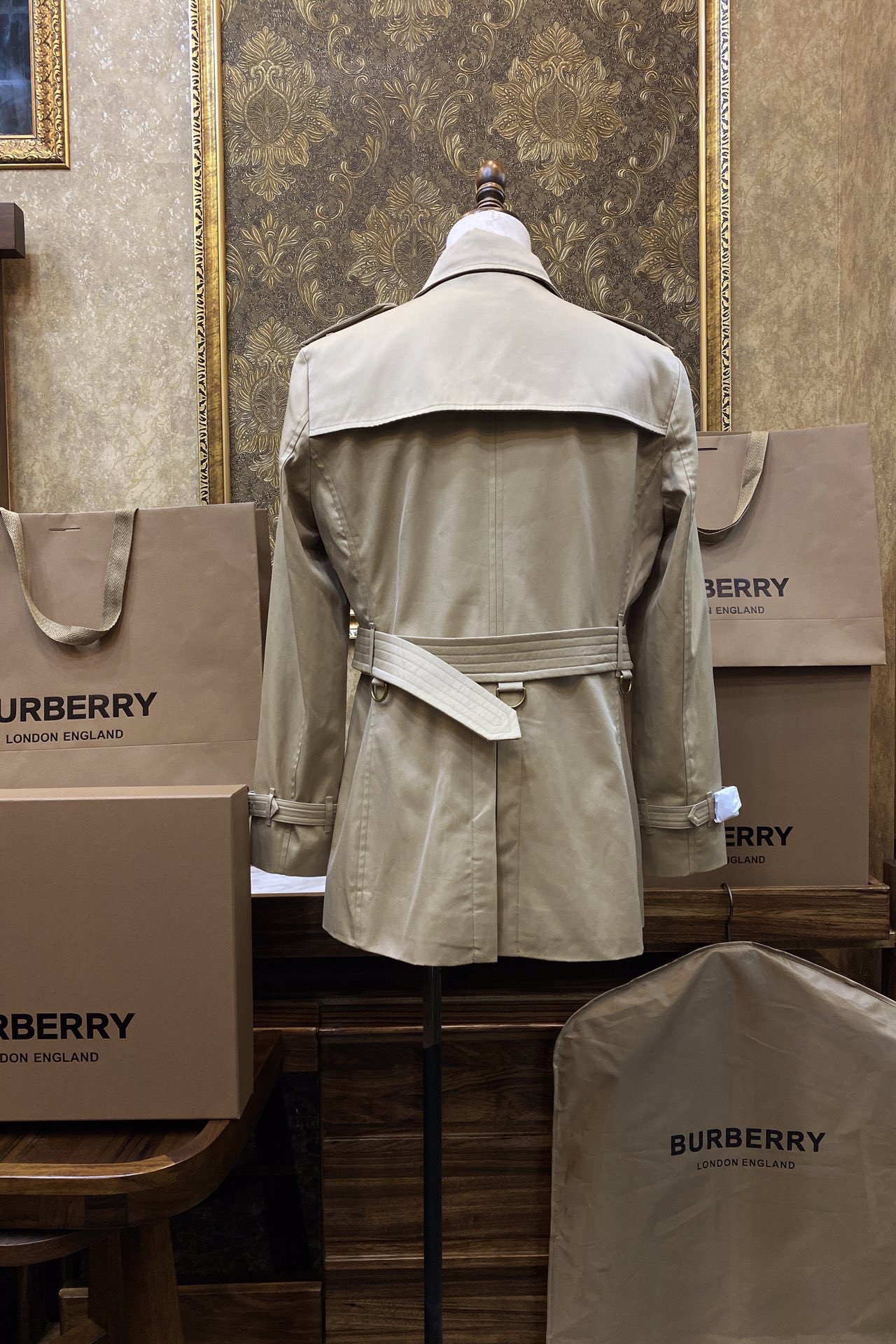 Тренч мужской в стиле Burberry укороченный бежевого цвета