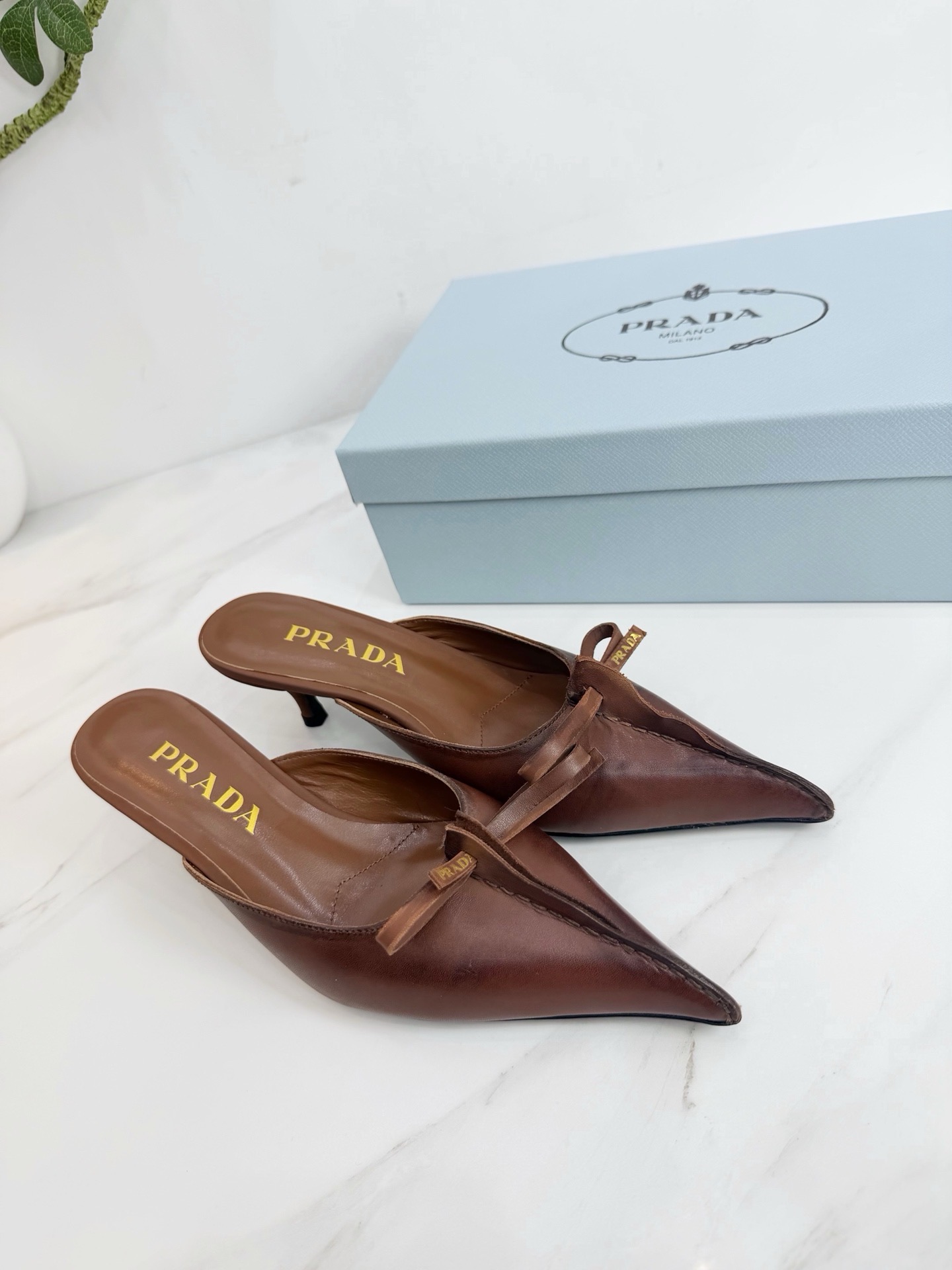 Мюли женские в стиле Prada из натуральной кожи коричневого цвета