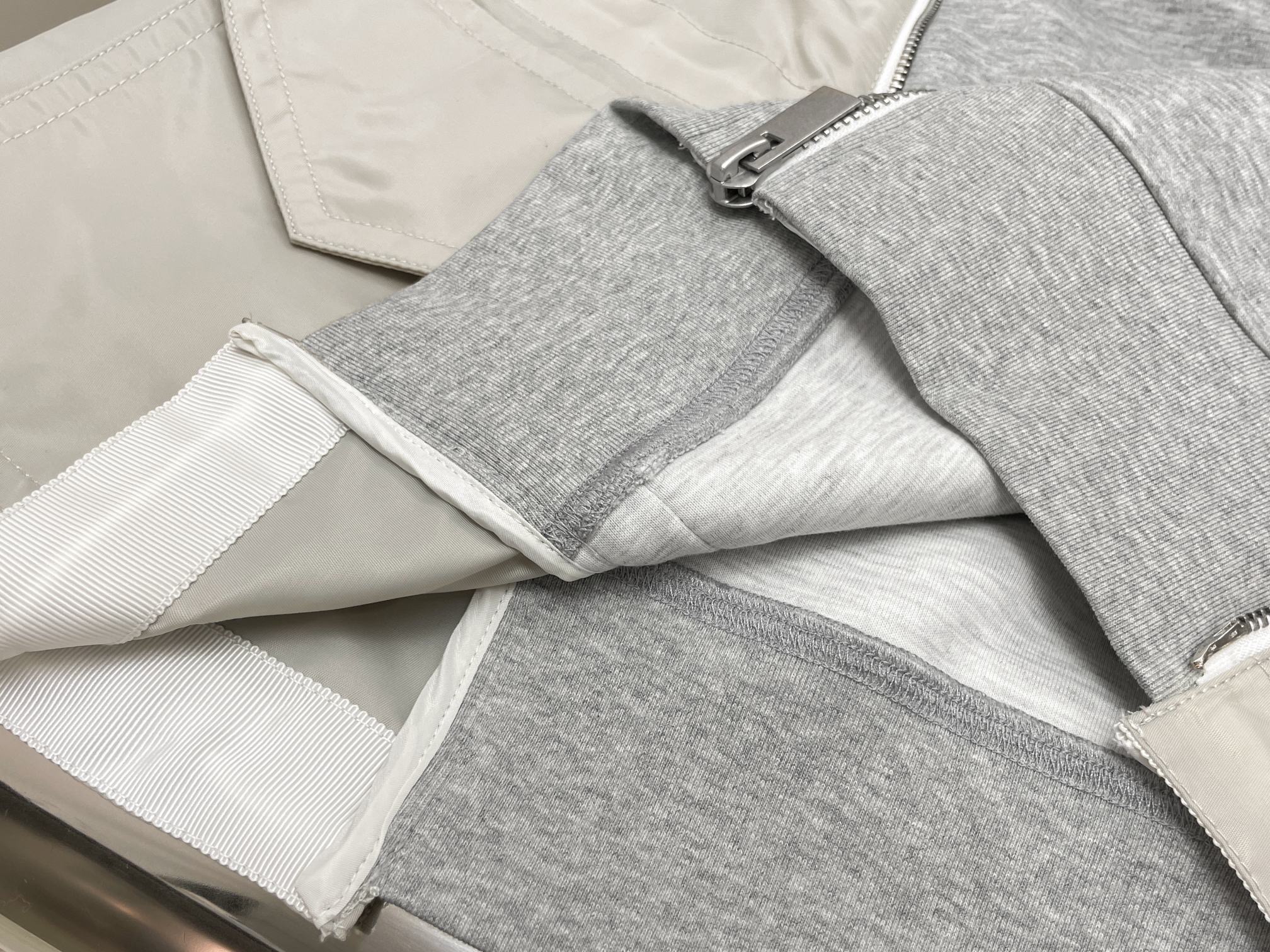 Худи женское в стиле Sacai серого цвета с контрастными вставками и застёжкой на молнии