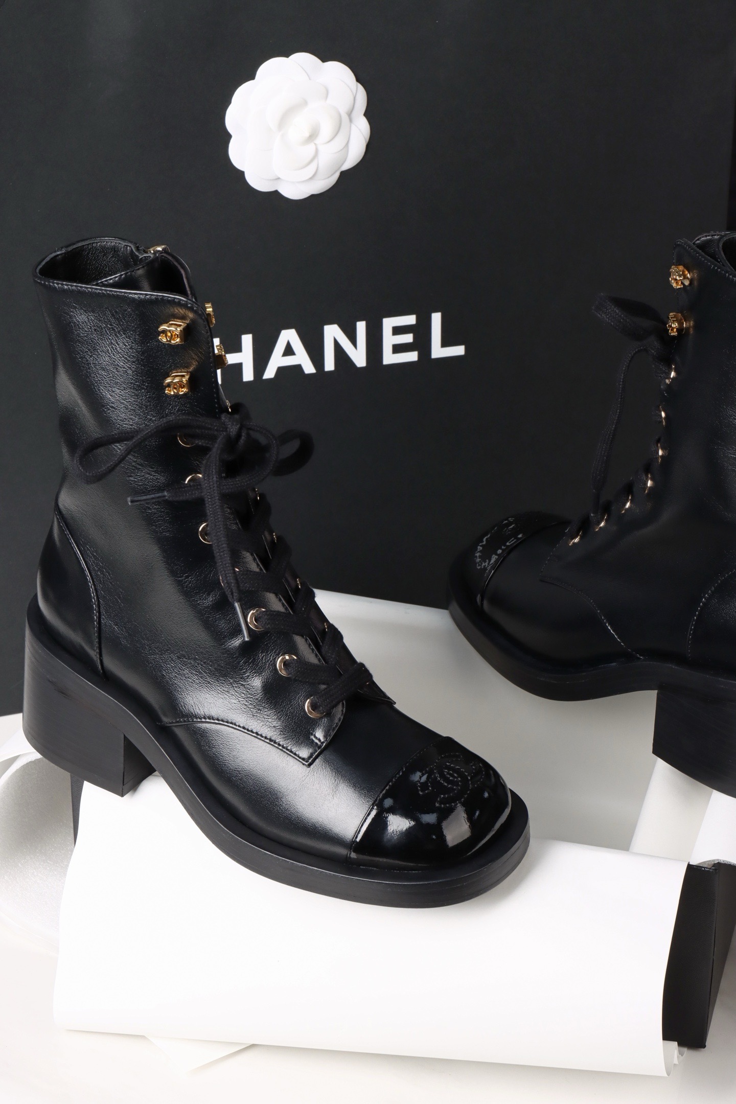 Ботинки женские Chanel чёрного цвета