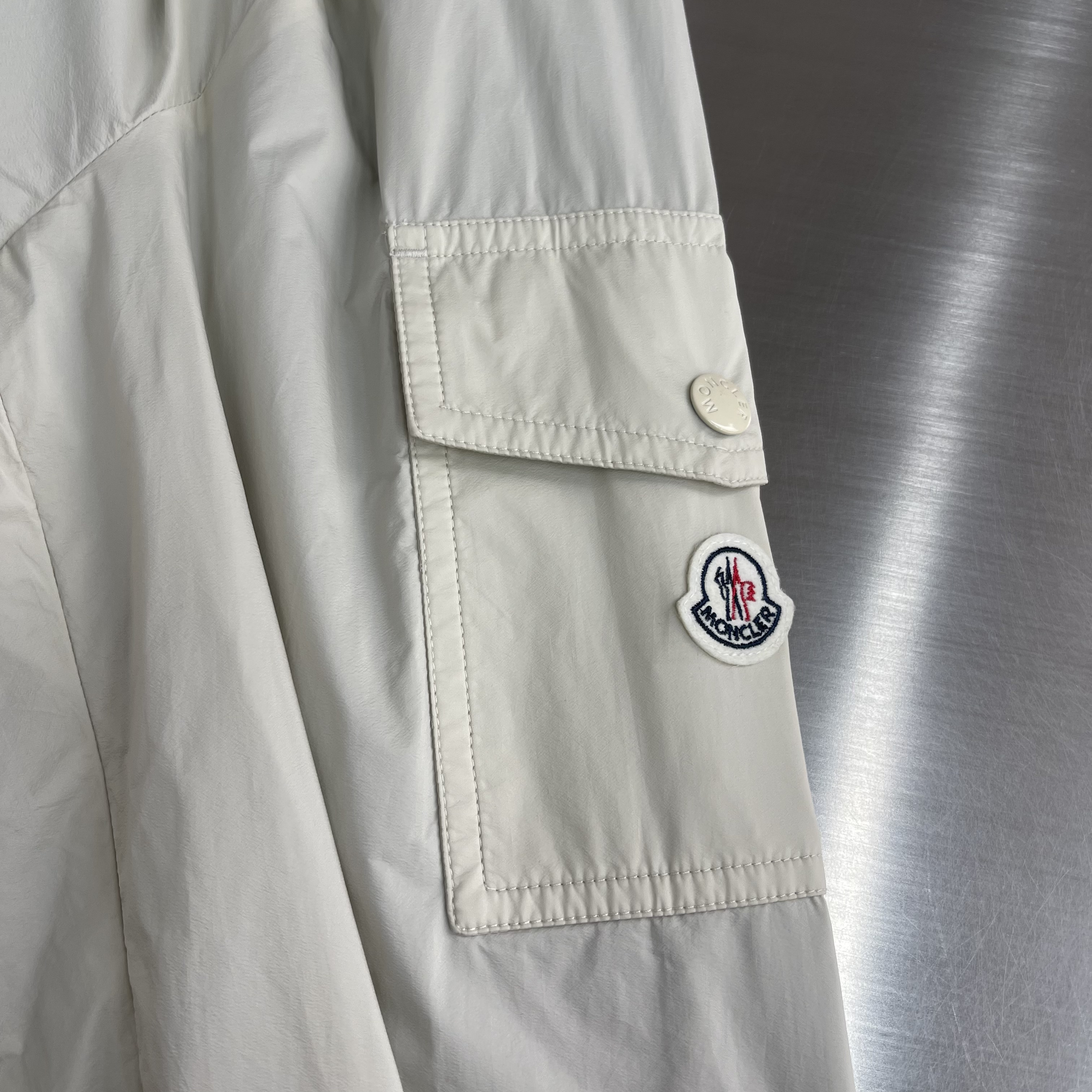 Куртка мужская в стиле Moncler лёгкая ветровка бежевого цвета на молнии