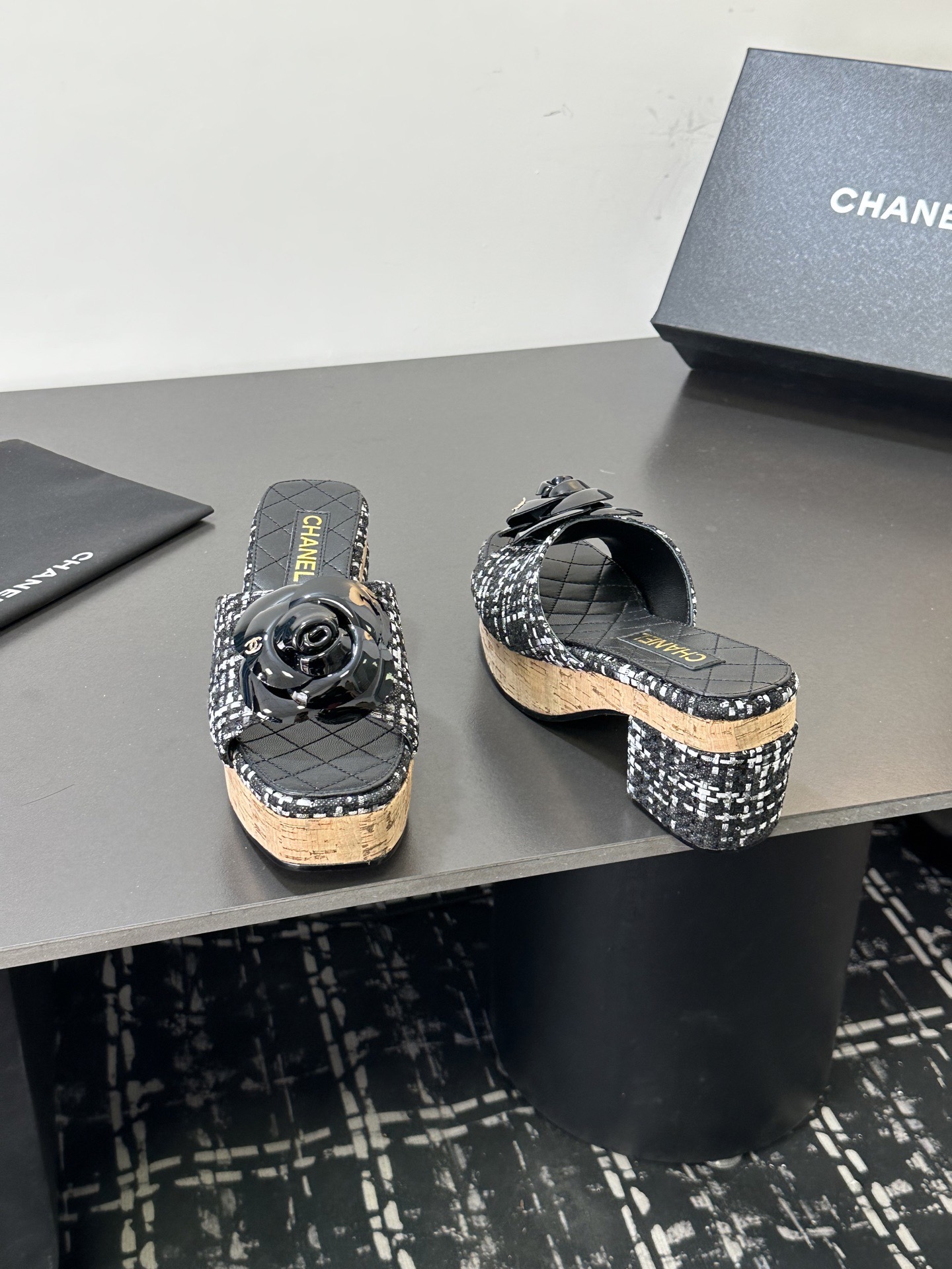 Мюли женские в стиле Chanel с цветком камелии чёрного цвета