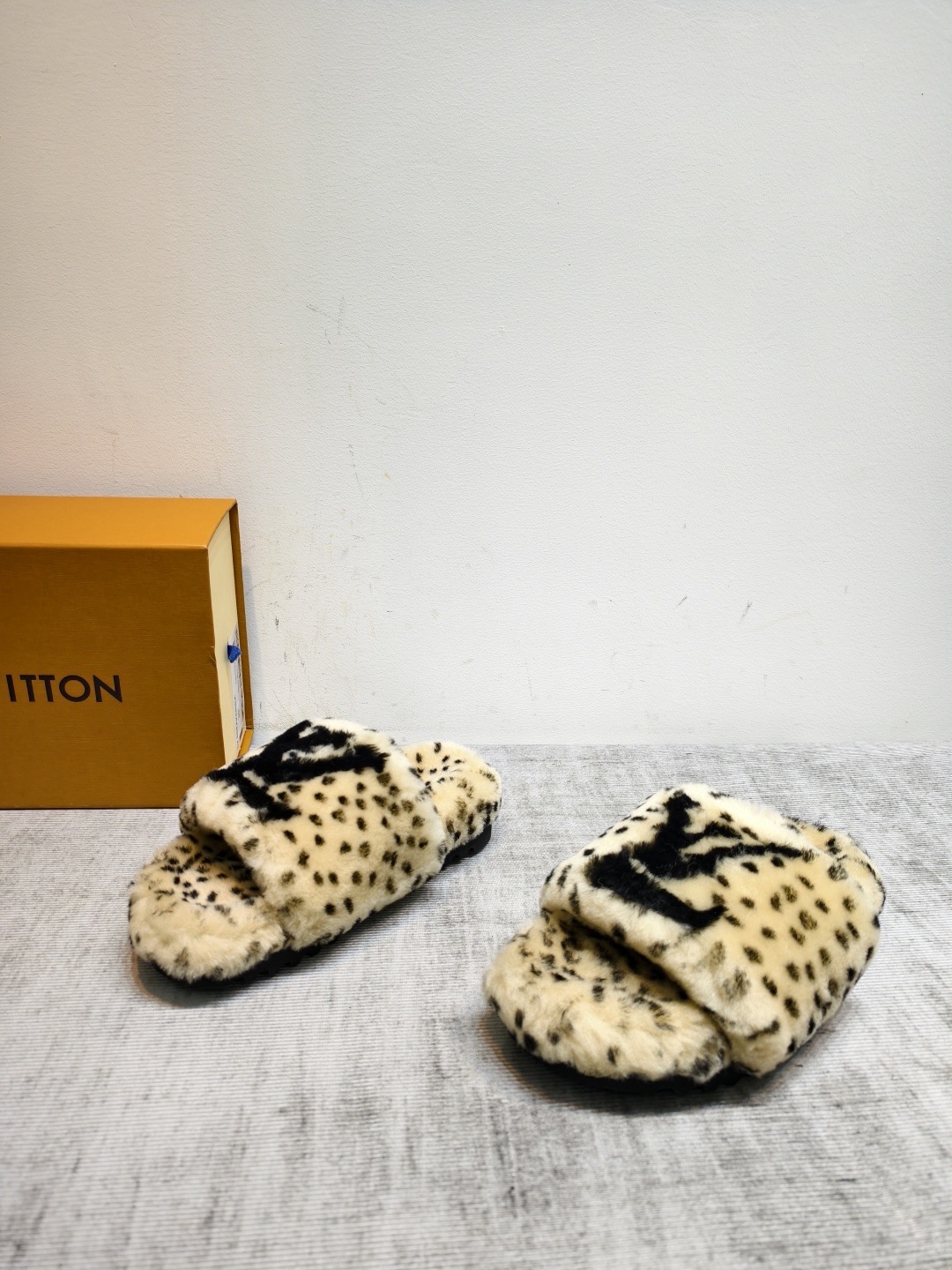 Шлепанцы женские Louis Vuitton светло-бежевого цвета