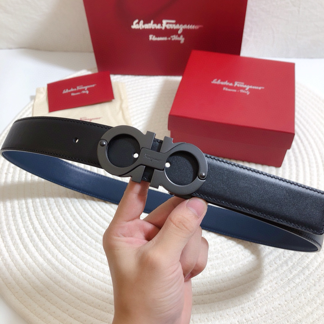 Ремень мужской двусторонний в стиле Salvatore Ferragamo Gancini из натуральной кожи тёмно-синего и чёрного цвета с матовой чёрной пряжкой шириной 3.5 см