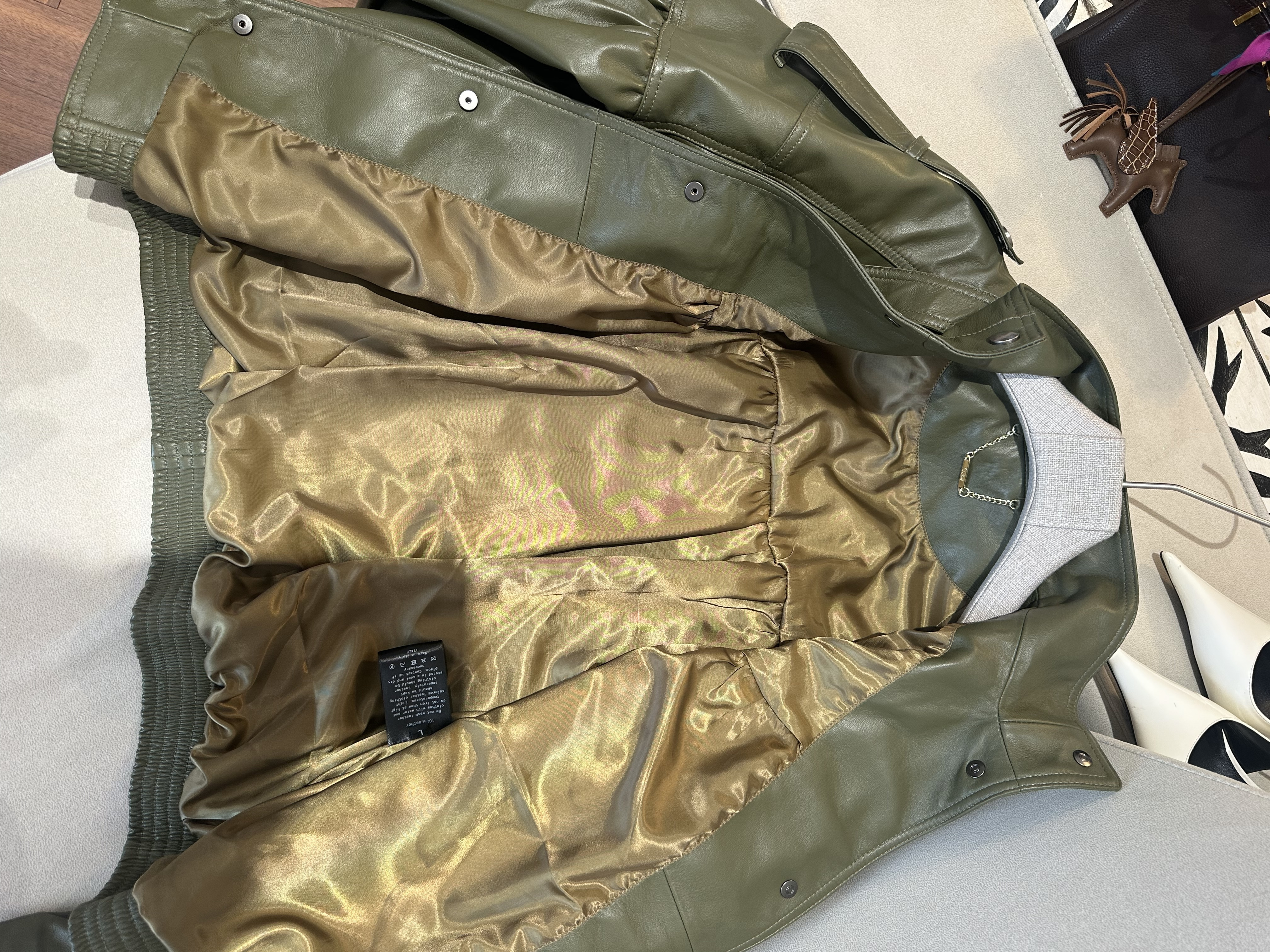 Куртка женская Chloé оливкового цвета с объёмным силуэтом
