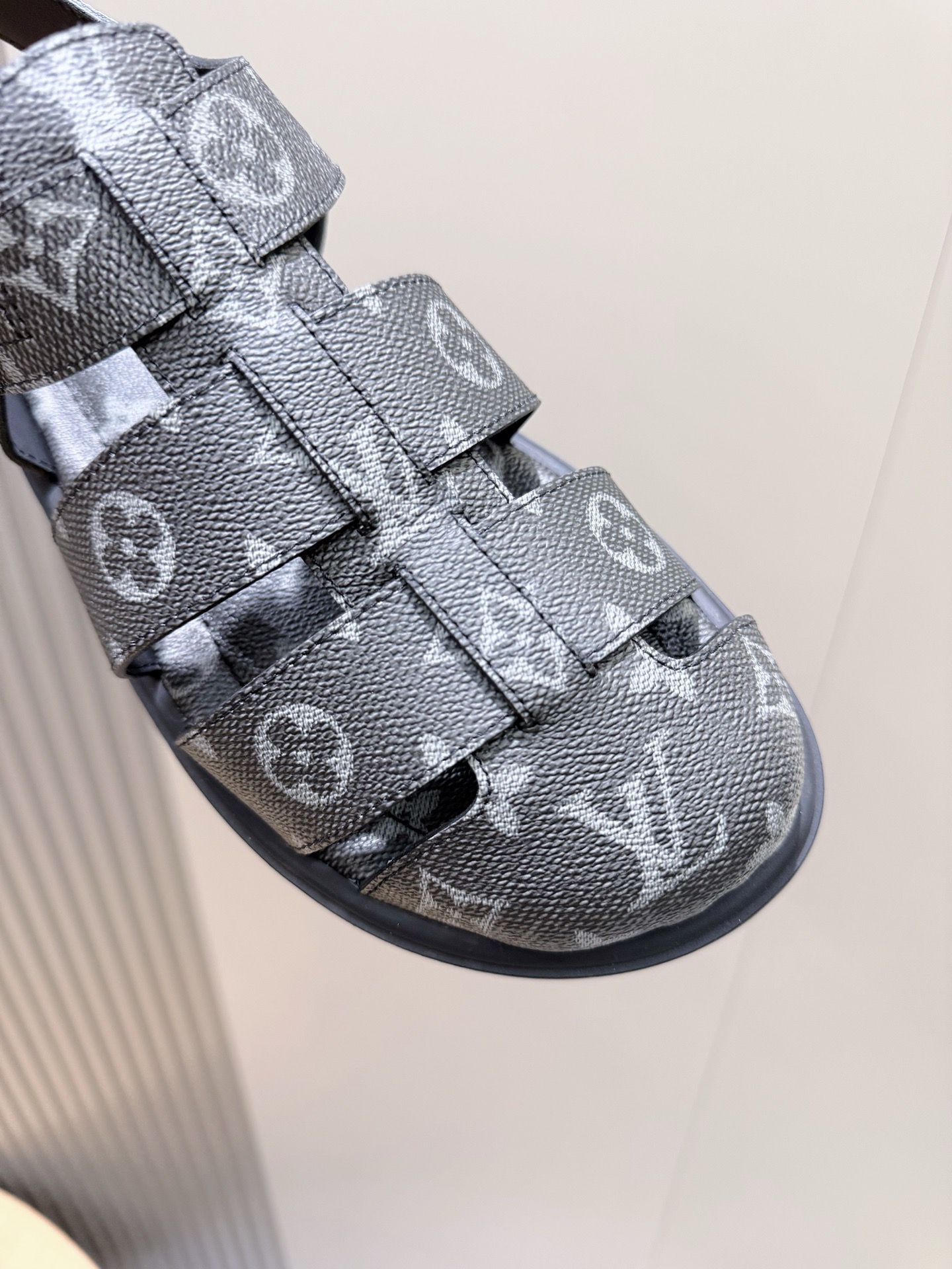 Сандалии мужские в стиле Louis Vuitton с монограммой серого цвета
