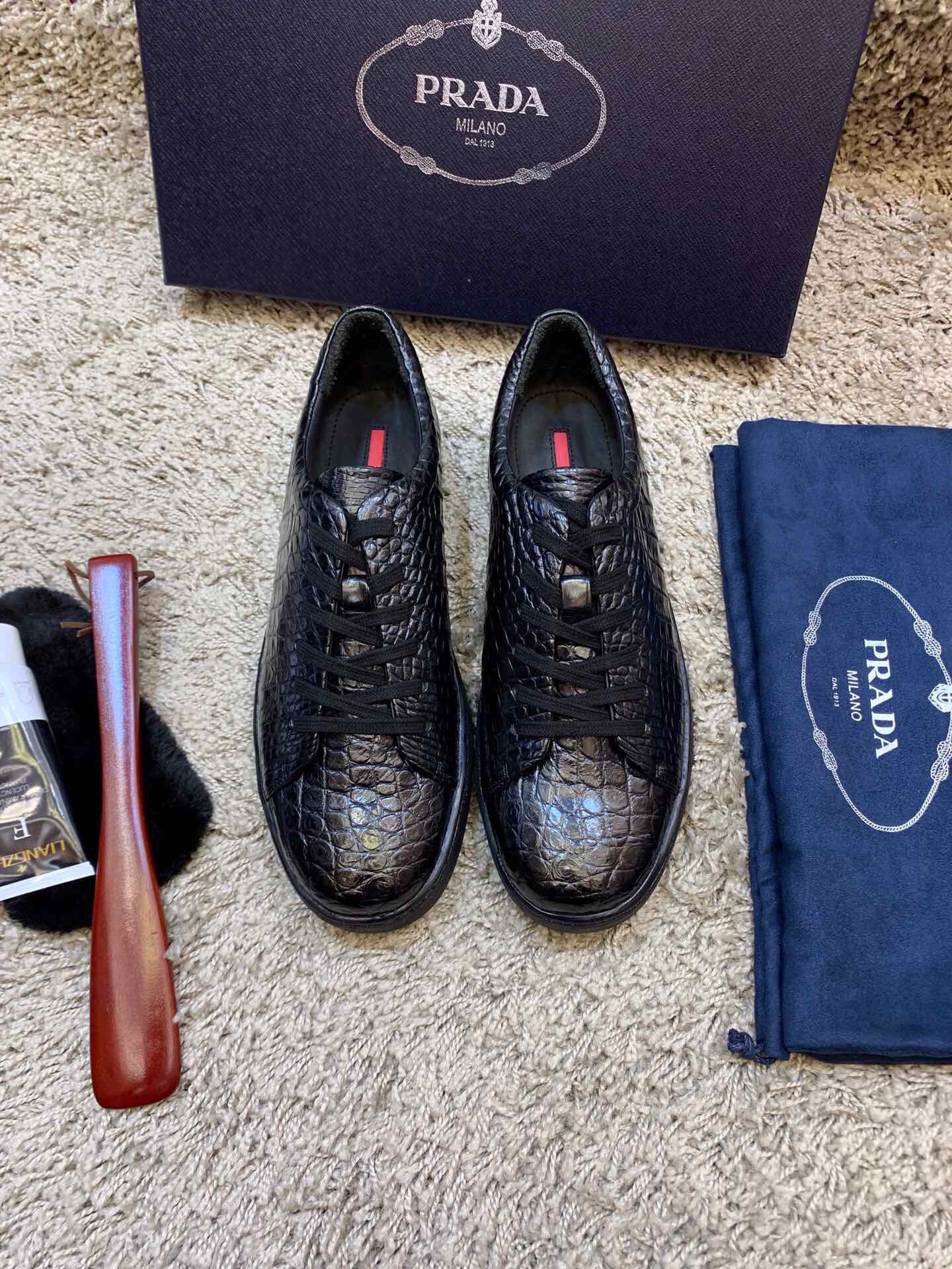 Кроссовки мужские Prada из кожи крокодила чёрного цвета