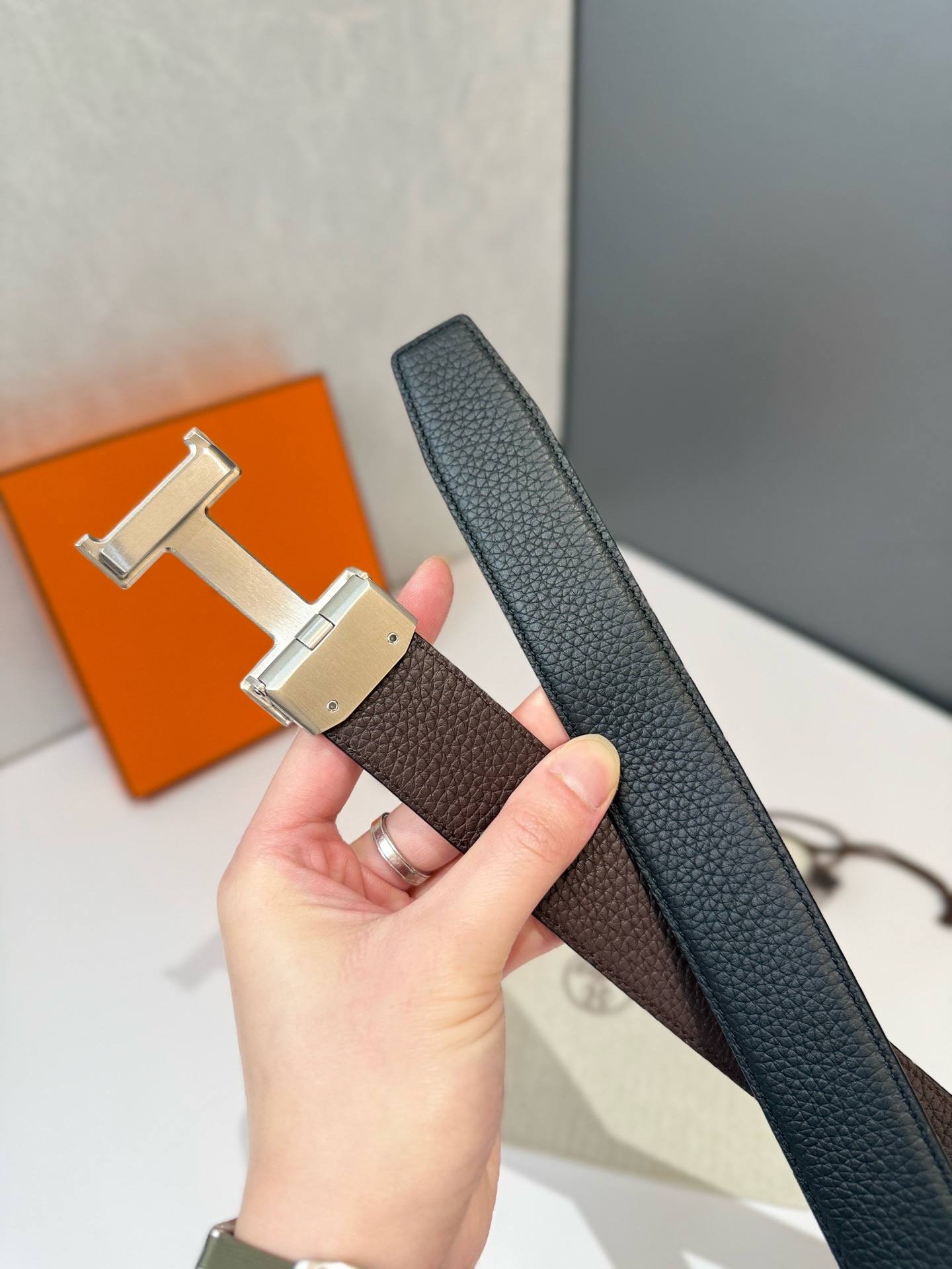 Ремень мужской Hermès чёрного цвета двусторонний со стальной пряжкой 