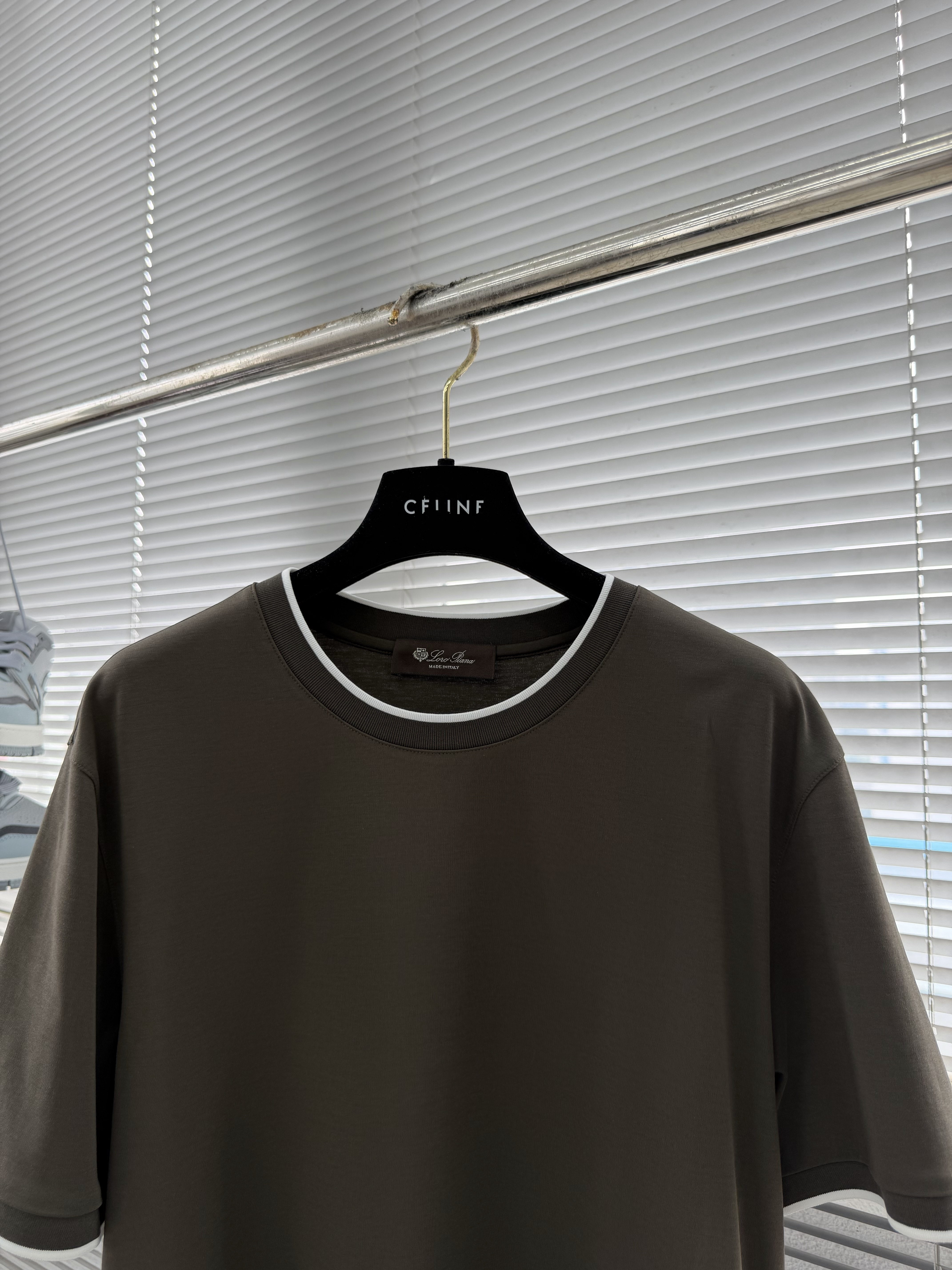 Футболка мужская в стиле Loro Piana из хлопка коричневого цвета с контрастной отделкой