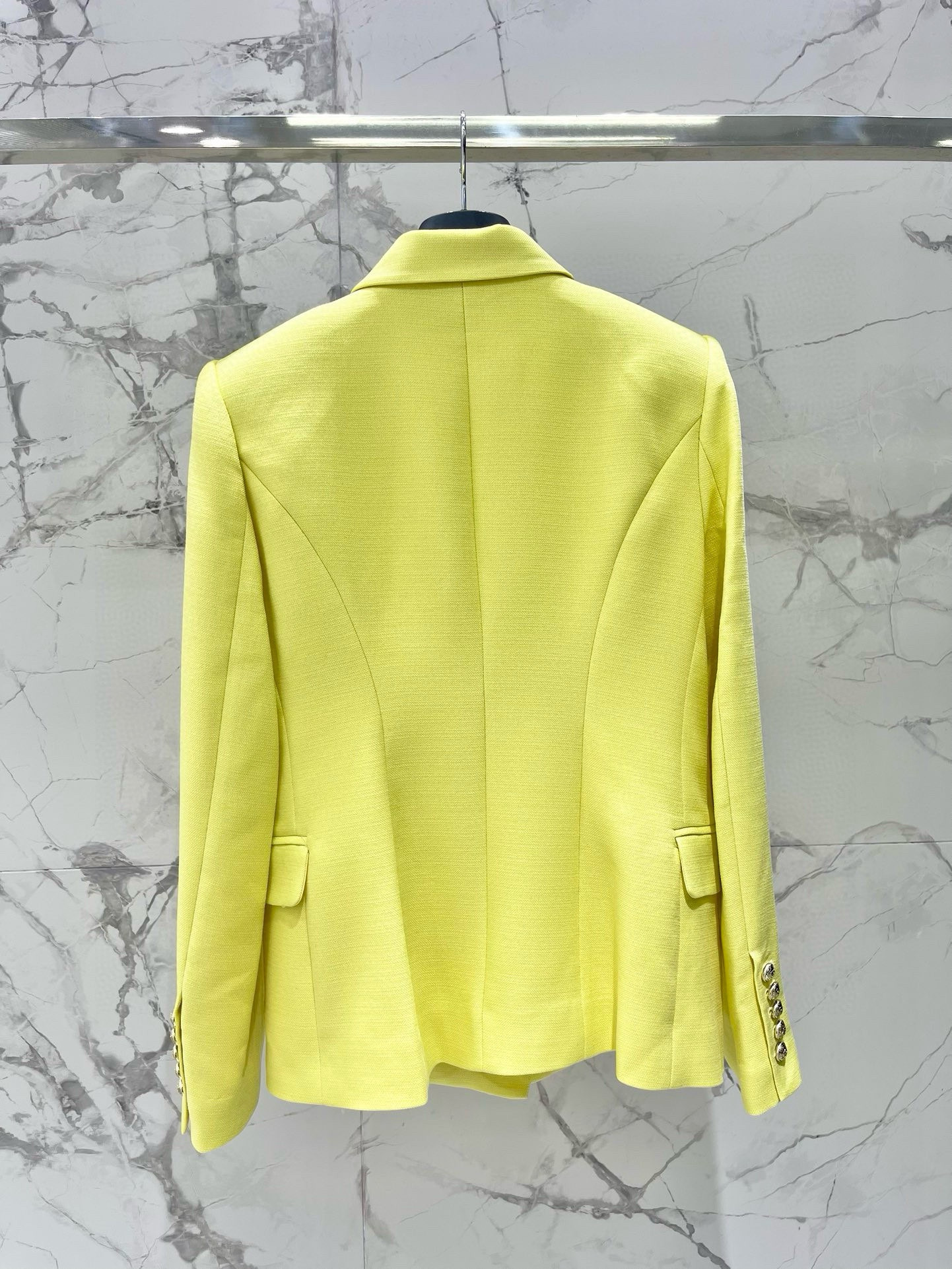 Жакет женский в стиле Balmain лимонно-жёлтого цвета с фирменными пуговицами