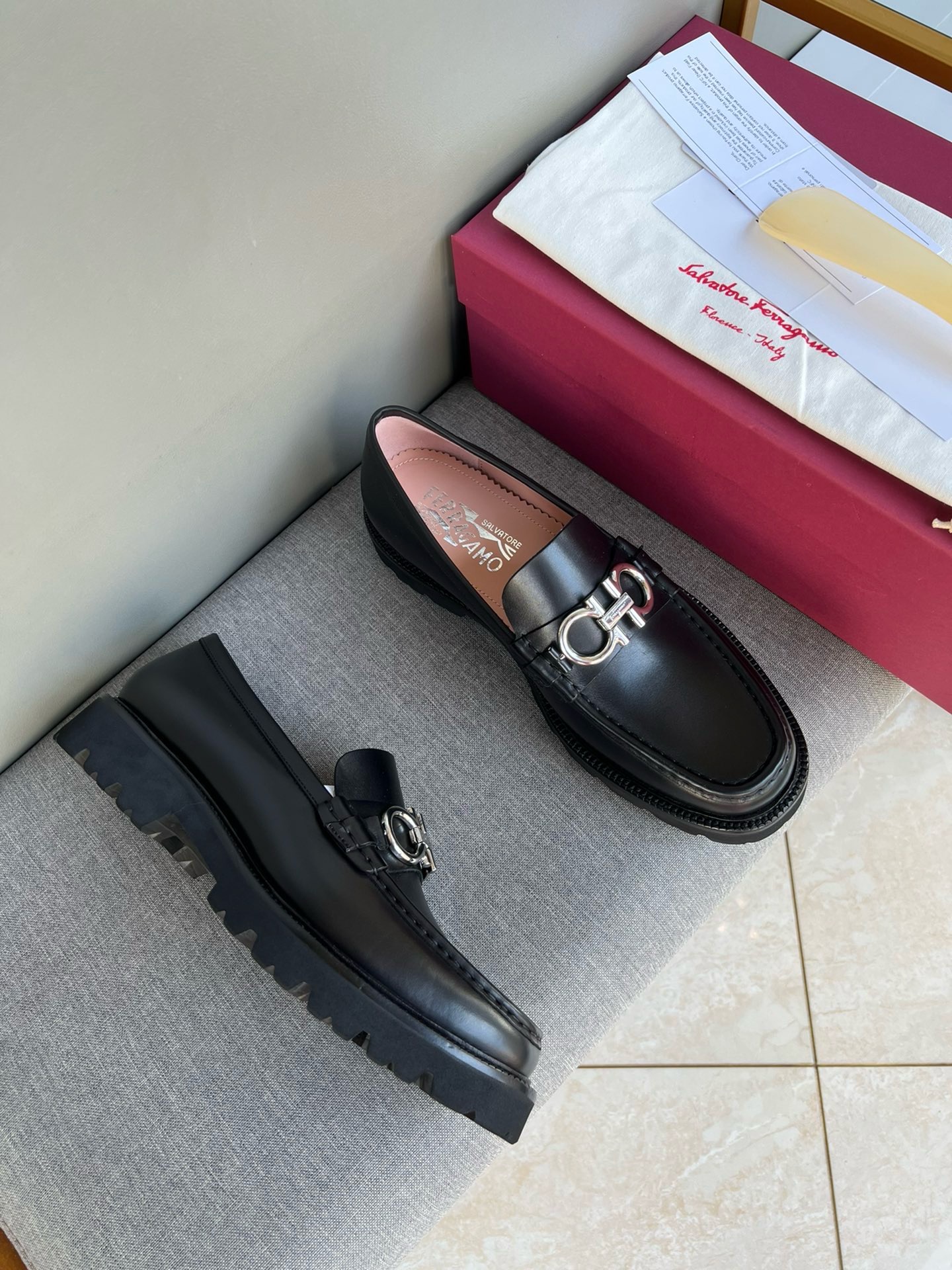 Лоферы мужские в стиле Salvatore Ferragamo из натуральной кожи черного цвета